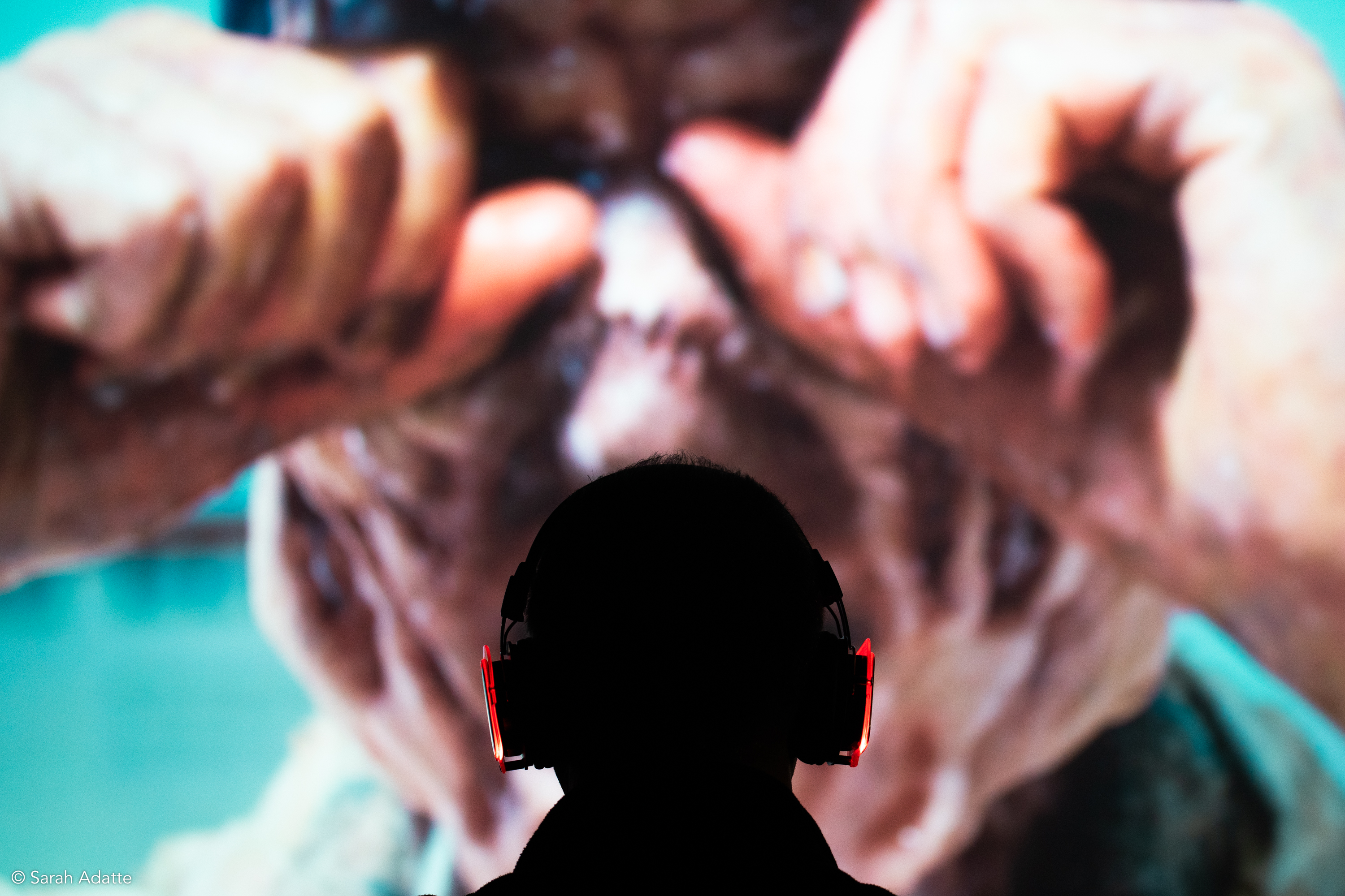 Pousser la catharsis à l'extrême, tout en respectant la tranquillité du quartier : un spectateur assistant à une séance en plein air du NIFFF, équipé d'un casque audio.