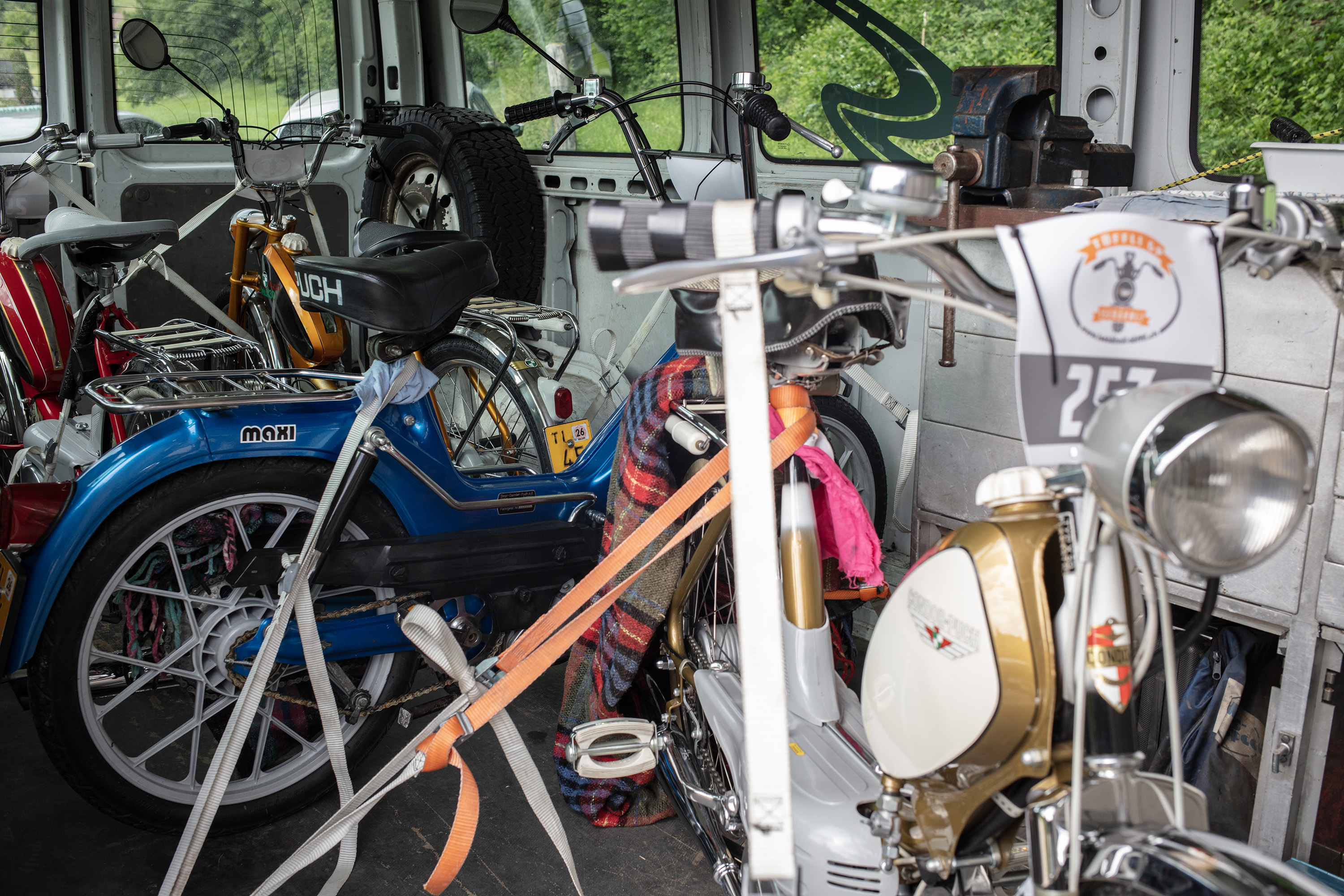 Mopeds in einem Lieferwagen