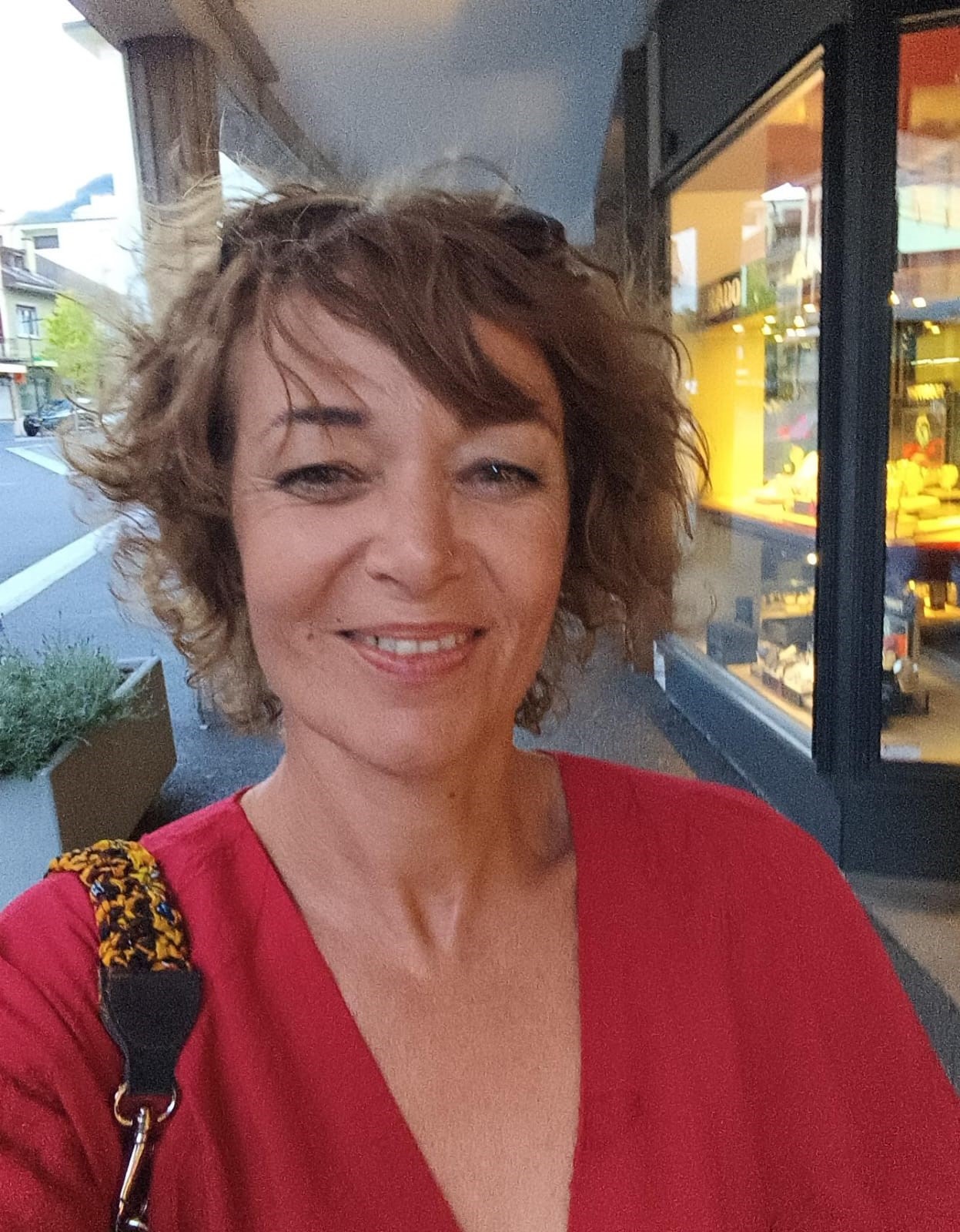 une femme habillée en rouge