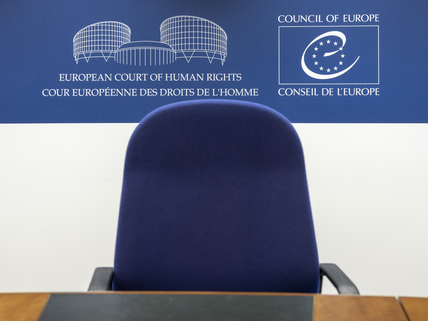 sedia da ufficio blu all'interno della CEDU