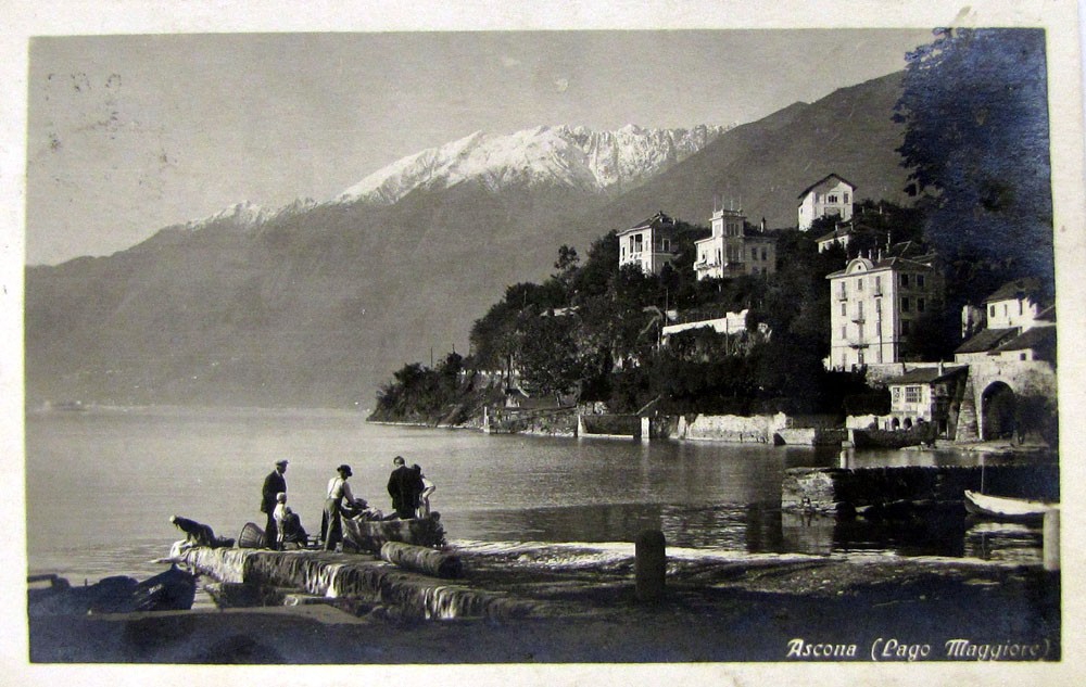 foto di un lago in bianco e nero.