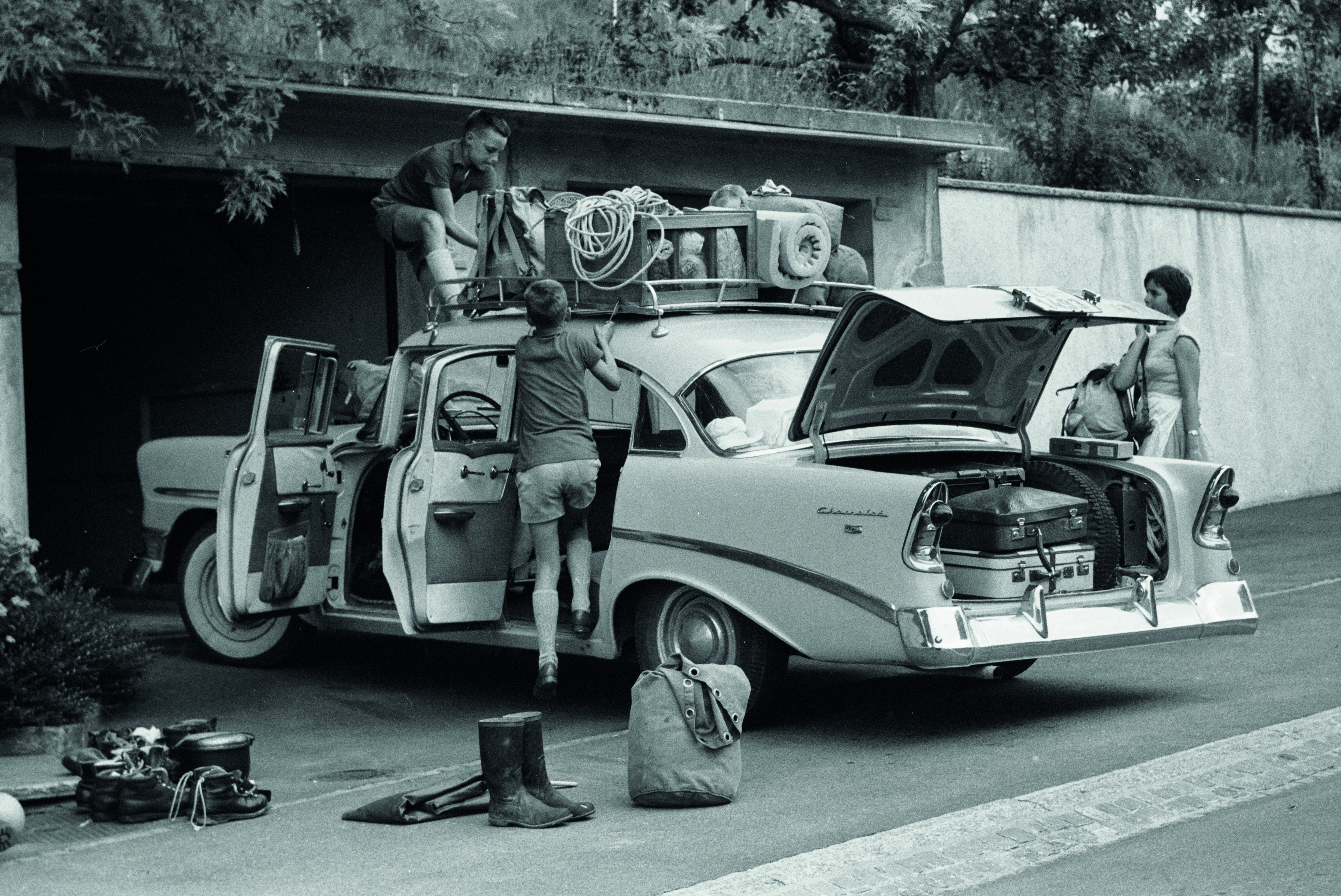 auto con persone attorno