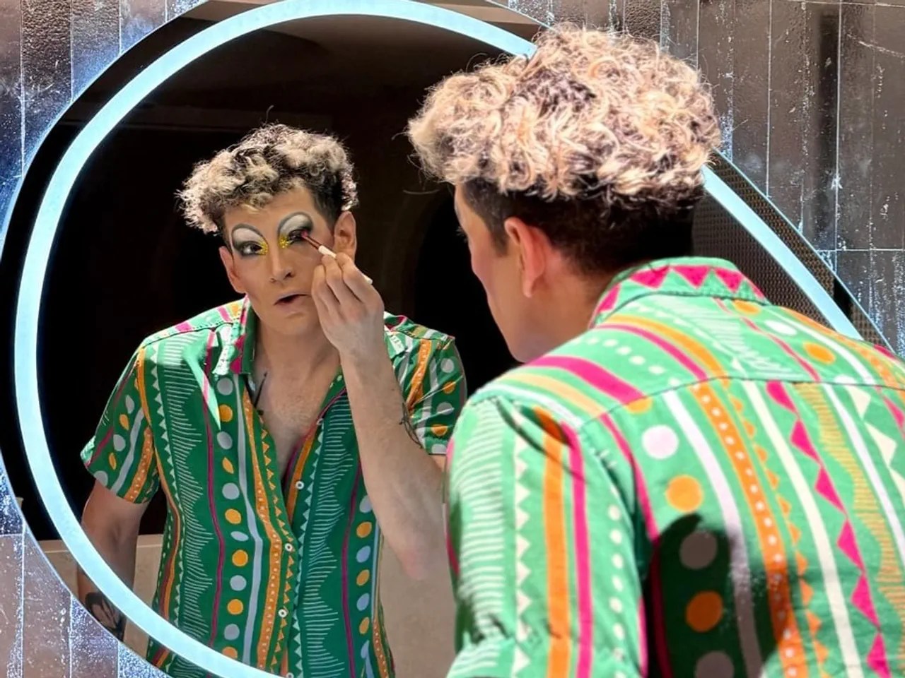 Drag-Künstler Daniel Hellmann schminkt sich.