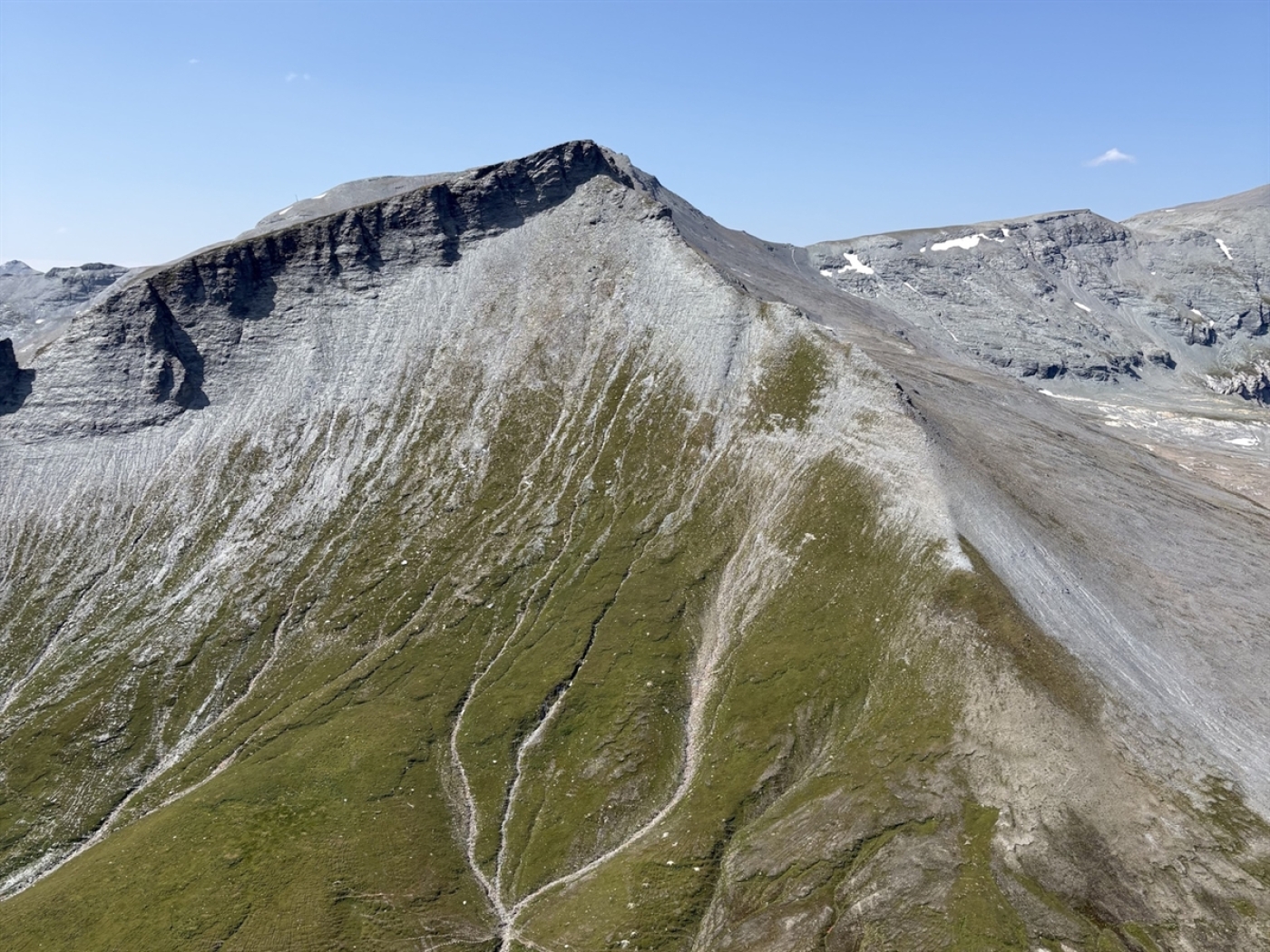 GR: 24-year-old falls from a paraglider and dies in the Laax mountains