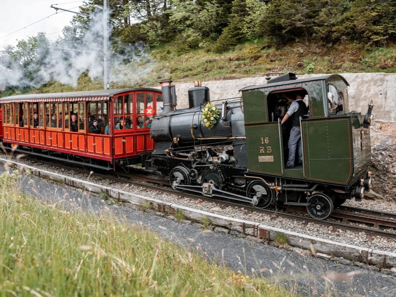 La locomotive à vapeur n° 16 des Chemins de fer du Rigi en service à l'occasion de l'anniversaire de 2025.