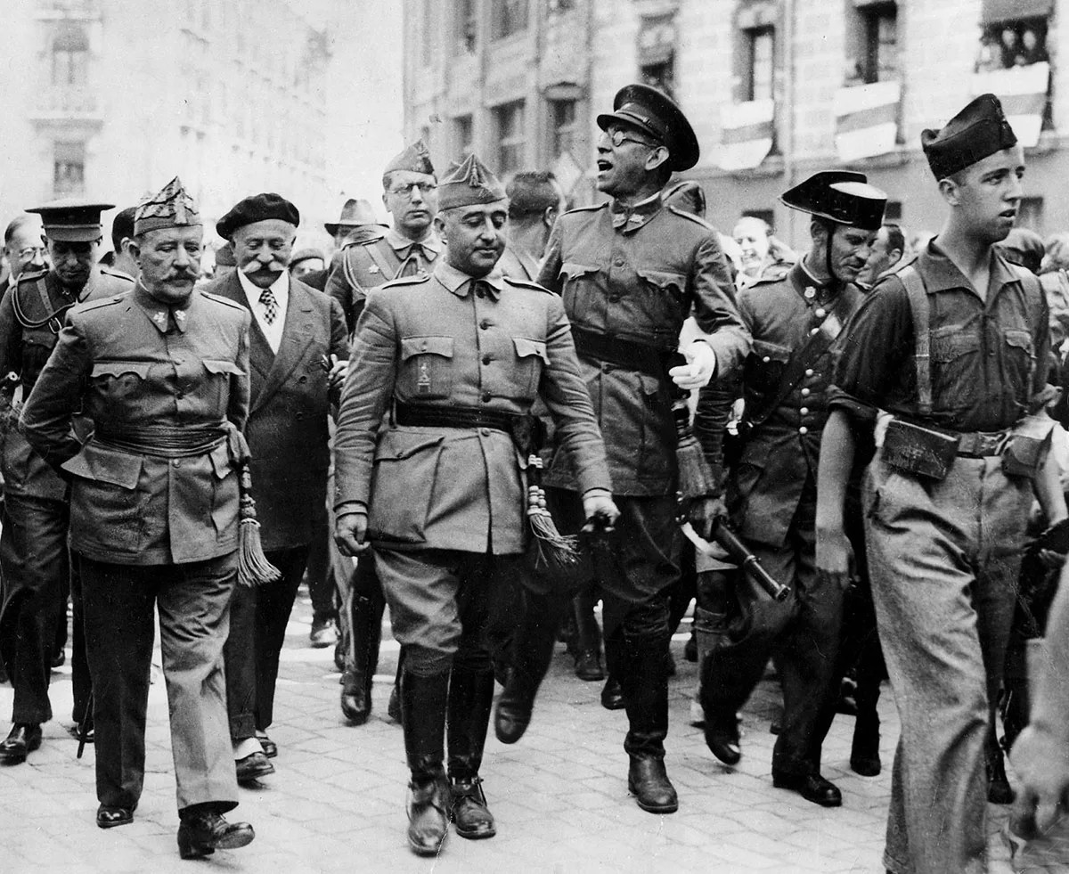 Le général Franco en 1936 dans une rue de Burgos