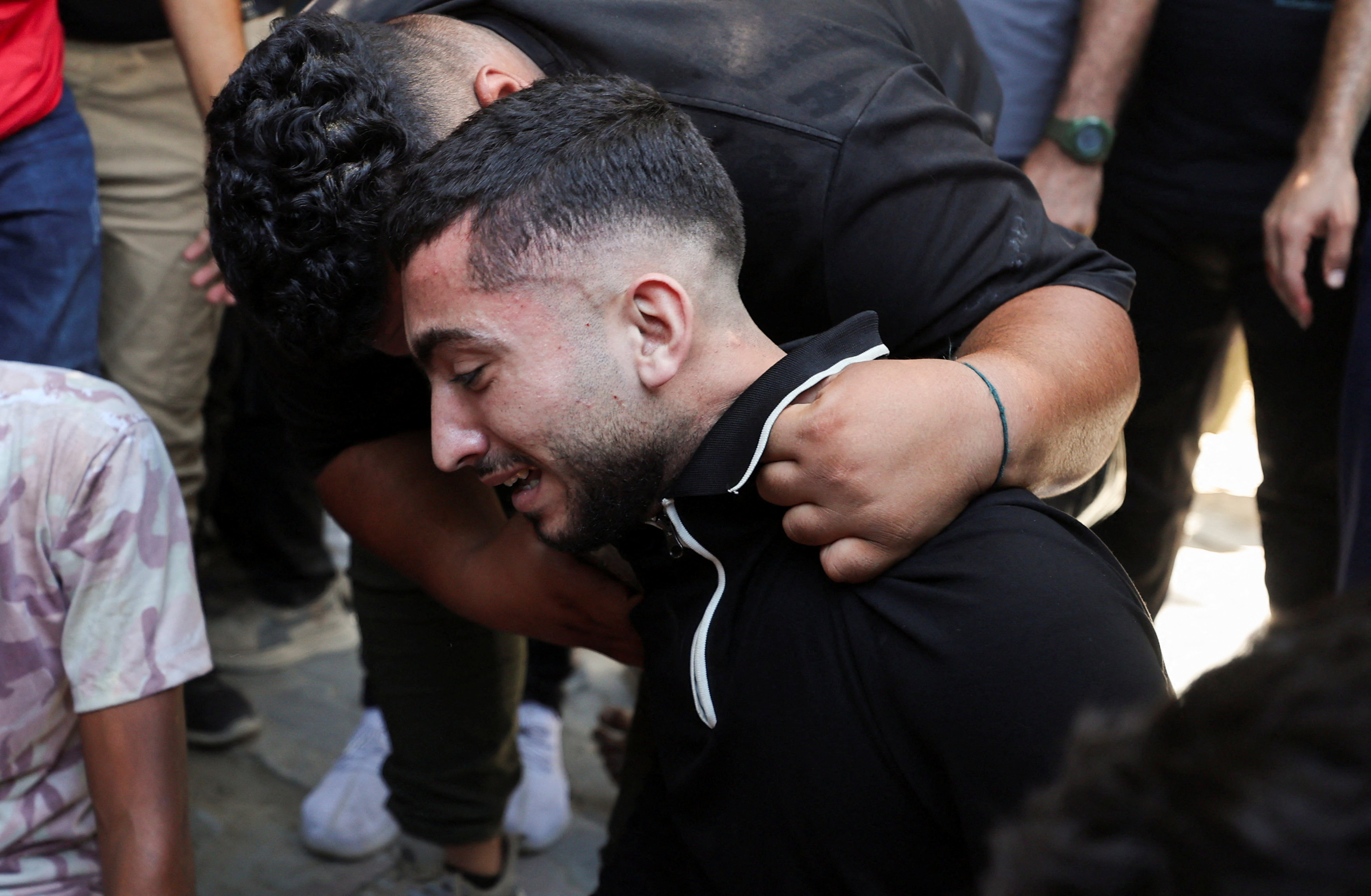 مسعفون: إسرائيل تقتل 4 بينهم طفلة في قطاع غزة