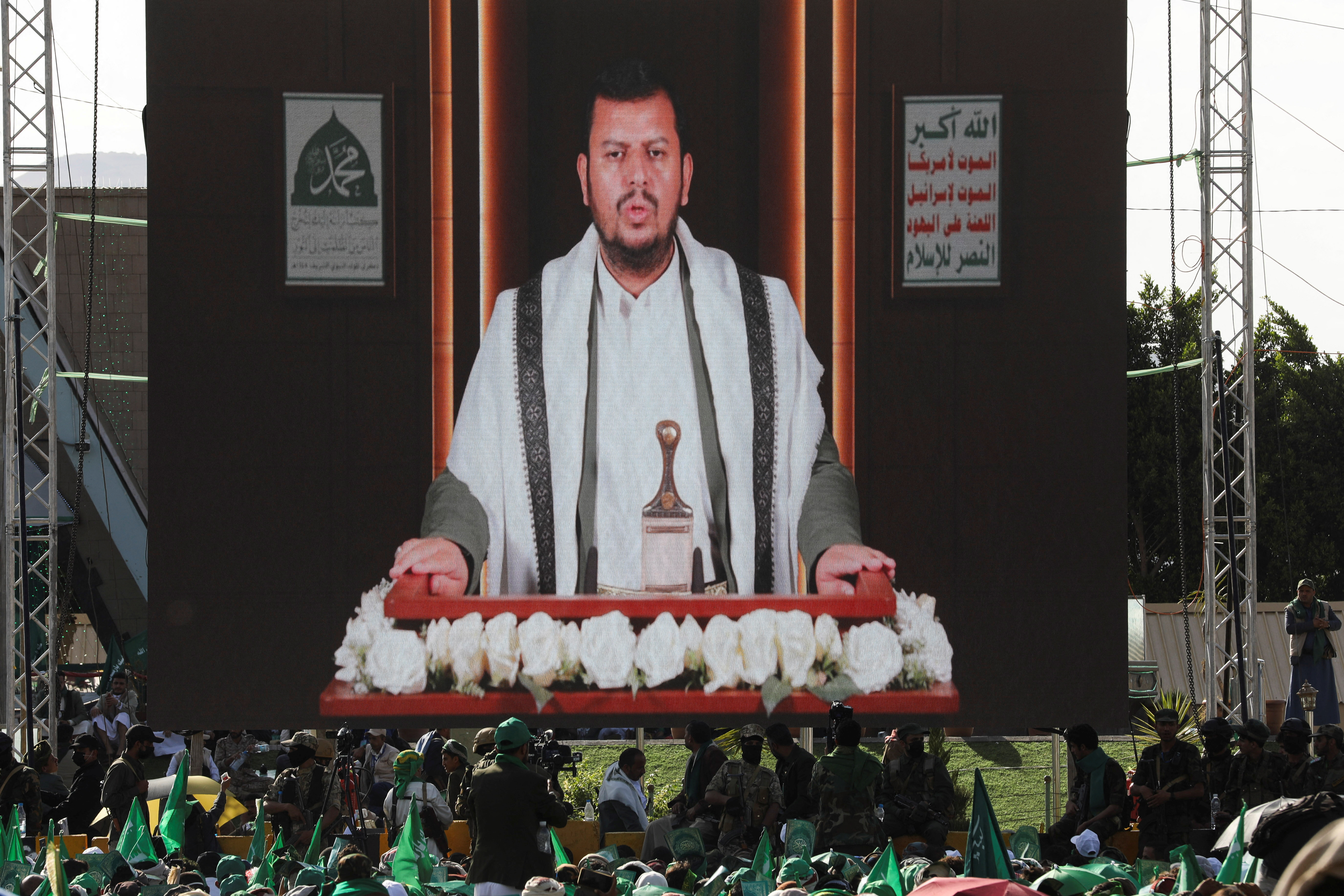 زعيم الحوثيين يهدد بضرب منشآت حيوية سعودية إذا اتجهت الرياض للتصعيد في اليمن