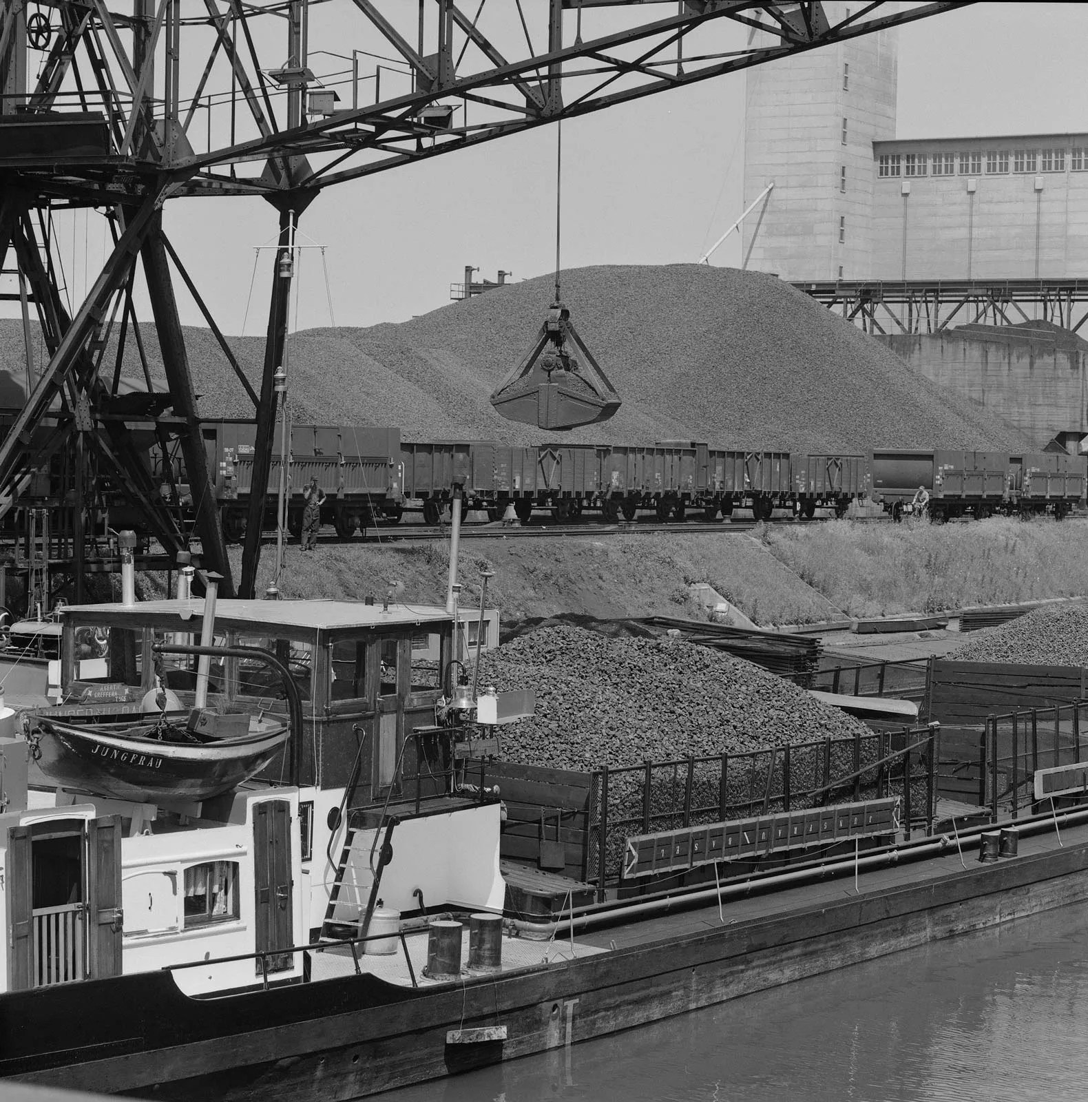 Verladung von Kohle in einem Rheinhafen