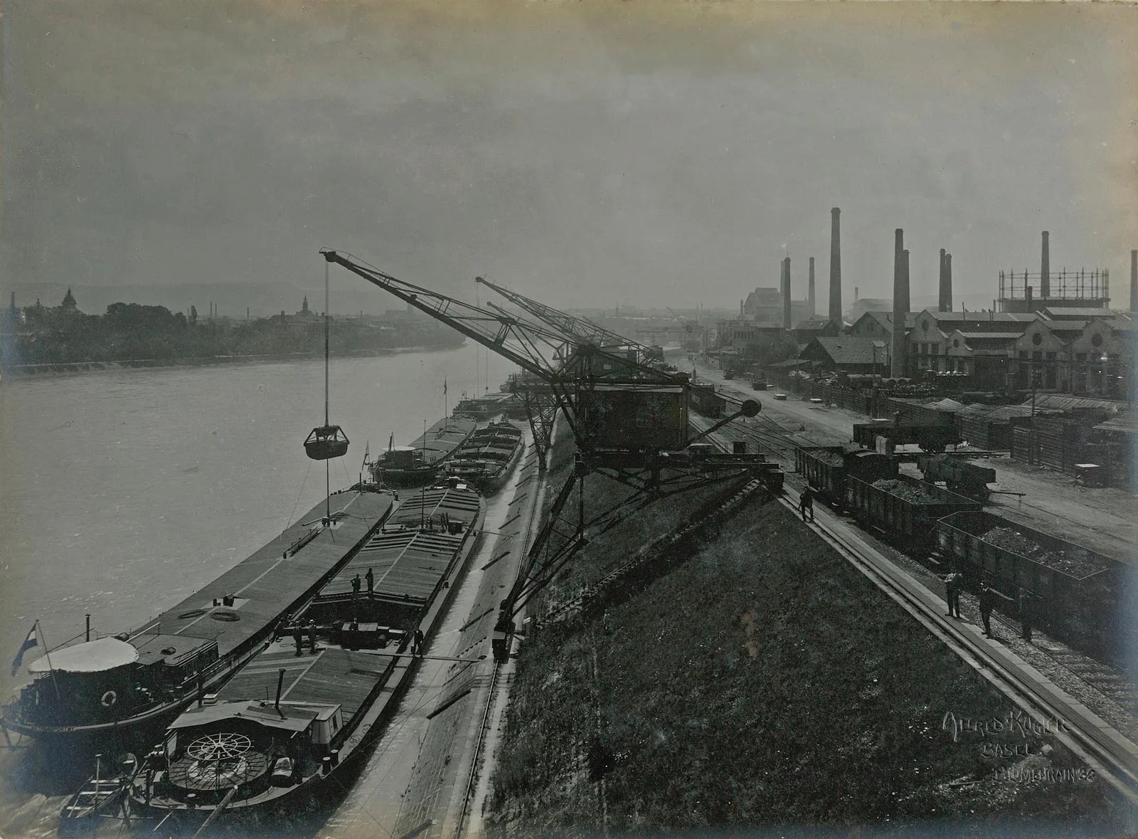 Umschlagkräne am Rhein