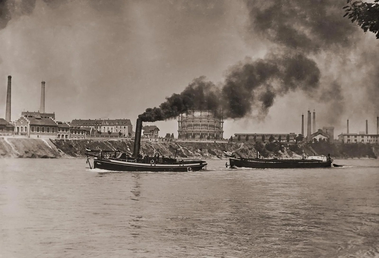 Der erste geschleppte Konvoi, bestehend aus dem Dampfschlepper „Johann Knipscheer IX“ und dem Lastkahn „Christina“, erreichte Basel am 2. Juni 1904.
