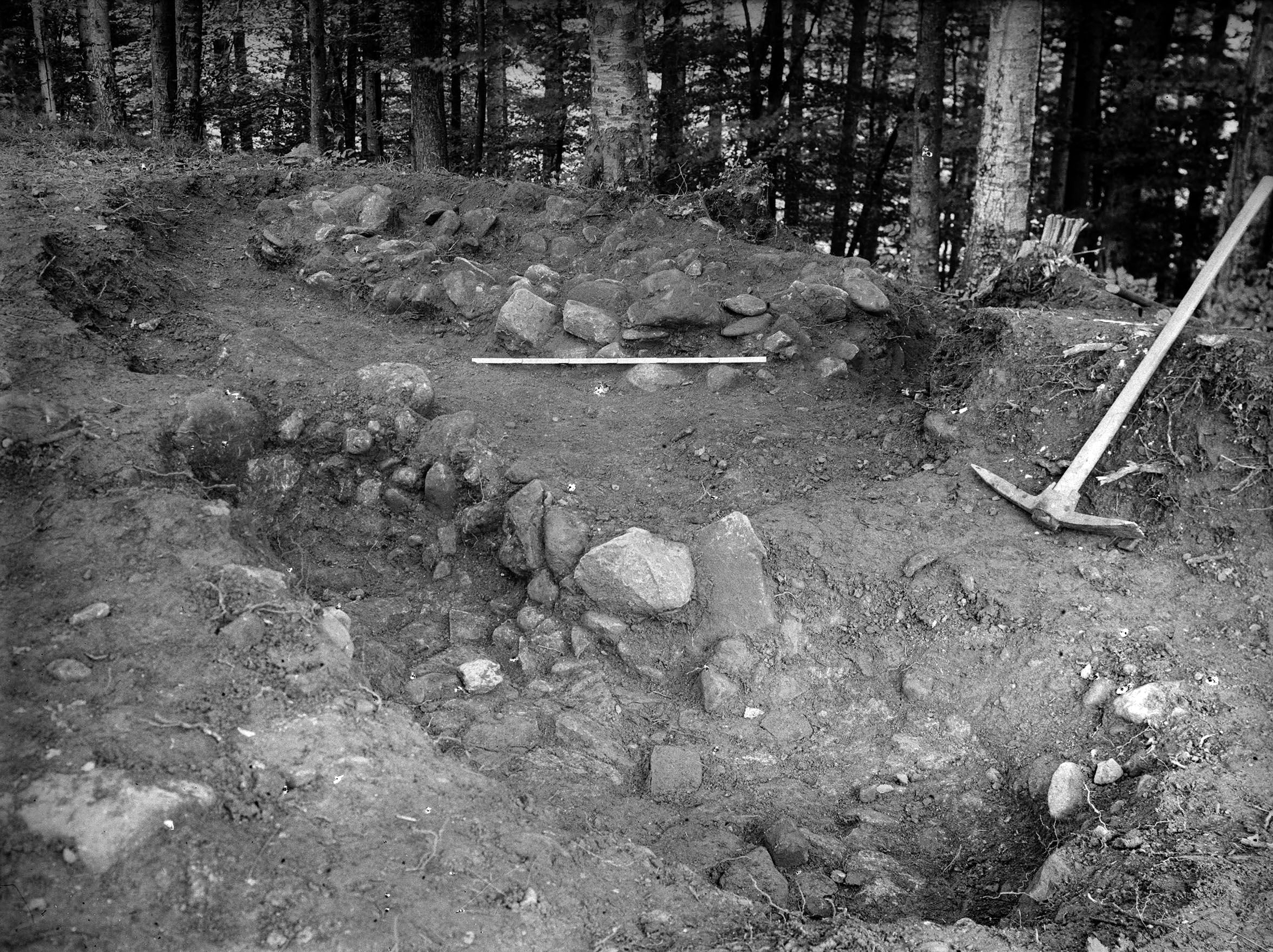 Open graves: Wuillemin led the excavation of Bronze Age graves at Wylerhölzli near Thun-Allmendingen. (ADB)