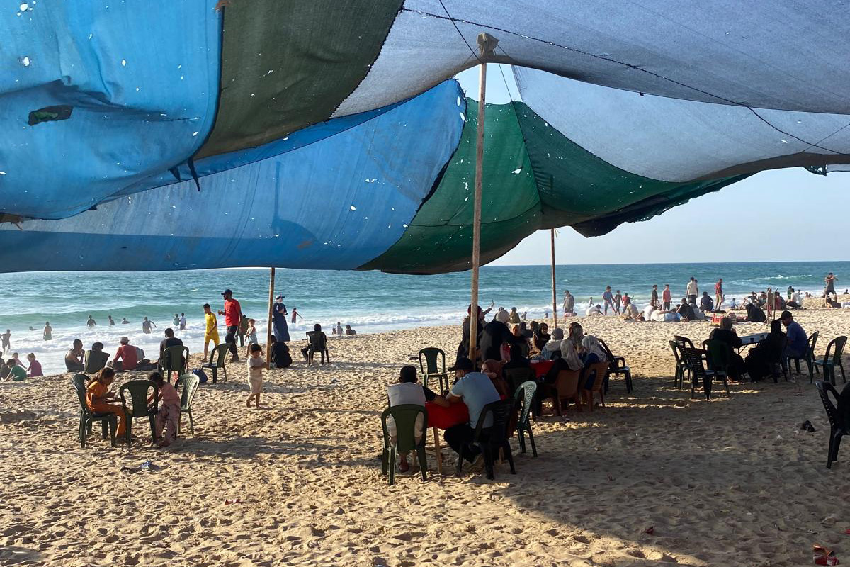 Palestinos en la playa de Al-Mawasi, en el sur de Gaza, que buscan un breve respiro del calor del verano y de las duras condiciones de vida en los campamentos de desplazados cercanos.