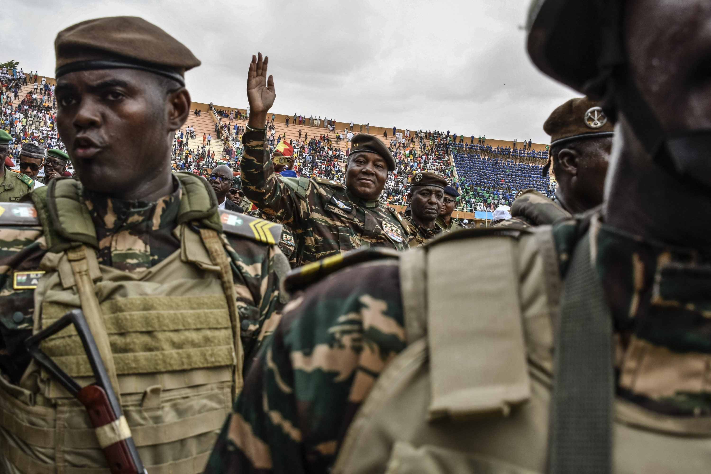 Des soldats dans un stade