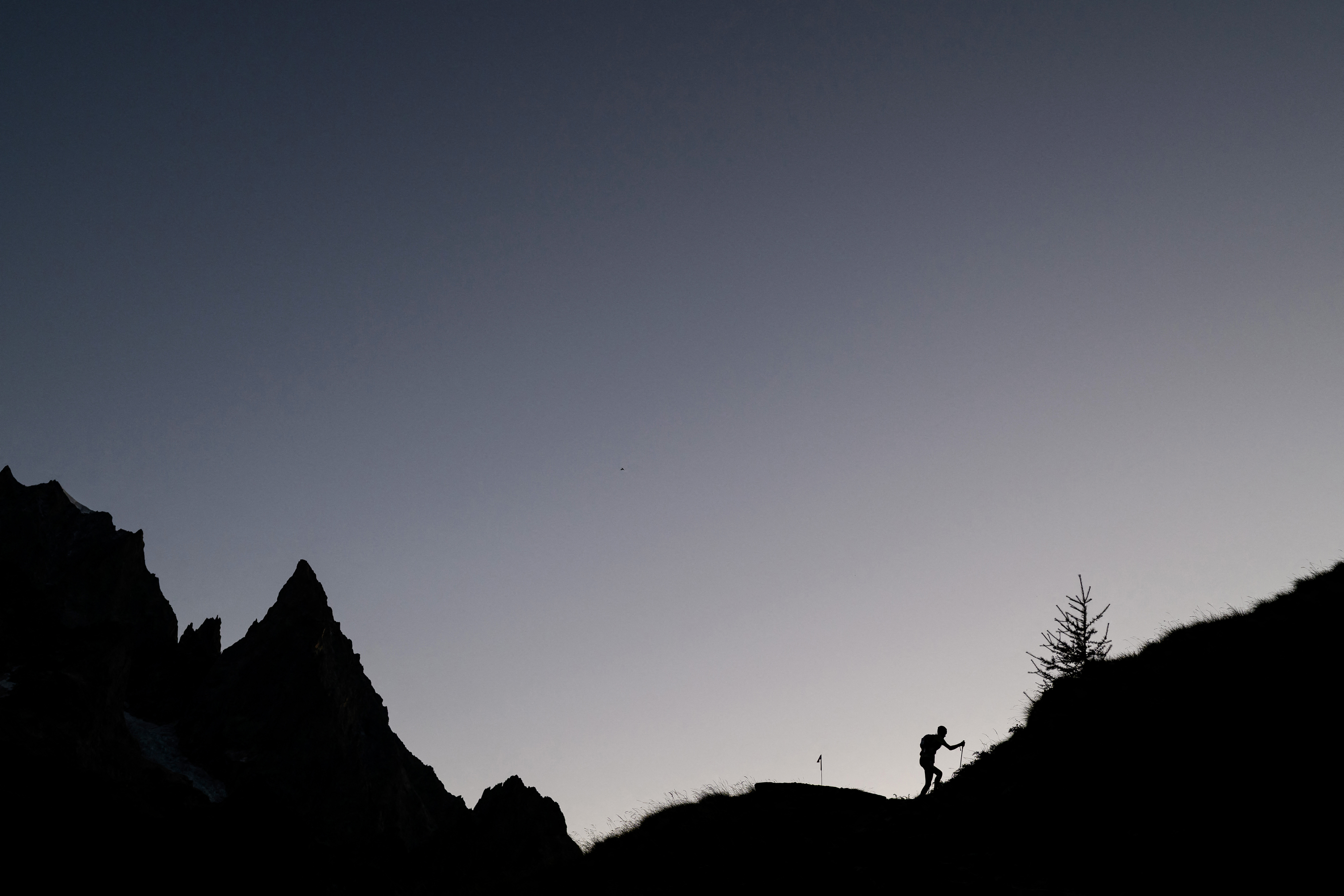 Un trail runner sull'Arête du Mont Favre