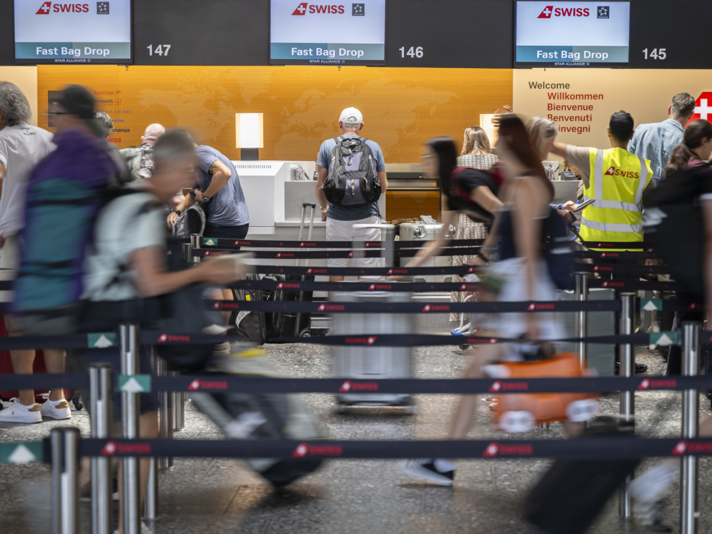 passeggeri agli sportelli di swiss in un eroporto