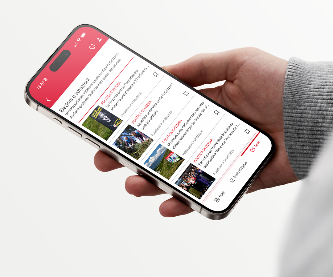 Smartphone tenuto in una mano con l'app SWIplus aperta sullo schermo.