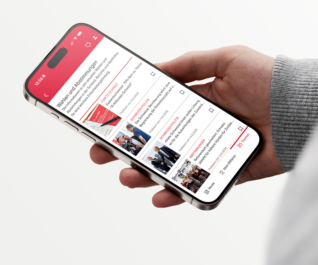Smartphone in einer Hand mit geöffneter SWIplus-App auf dem Bildschirm.