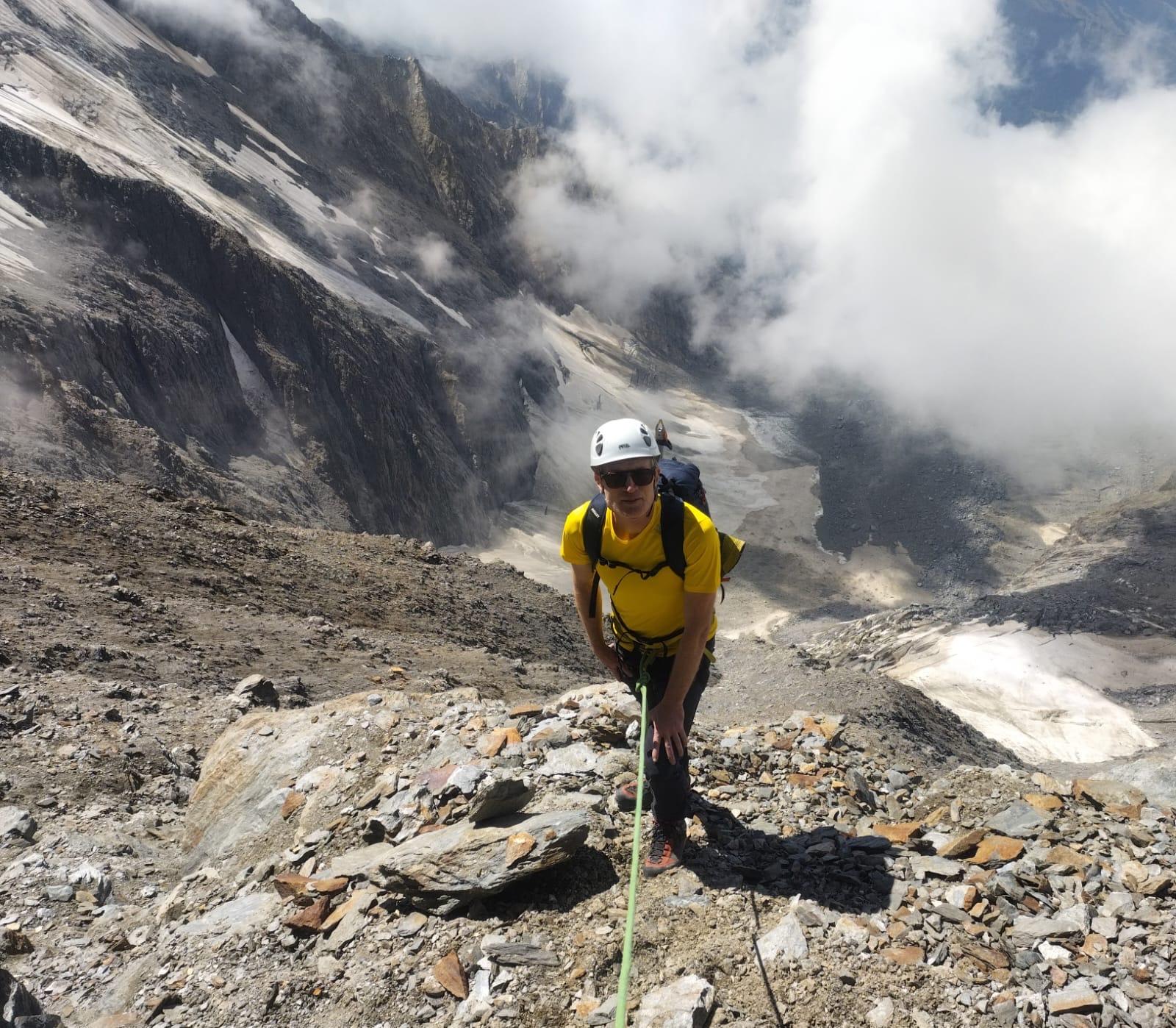 uomo che arrampica