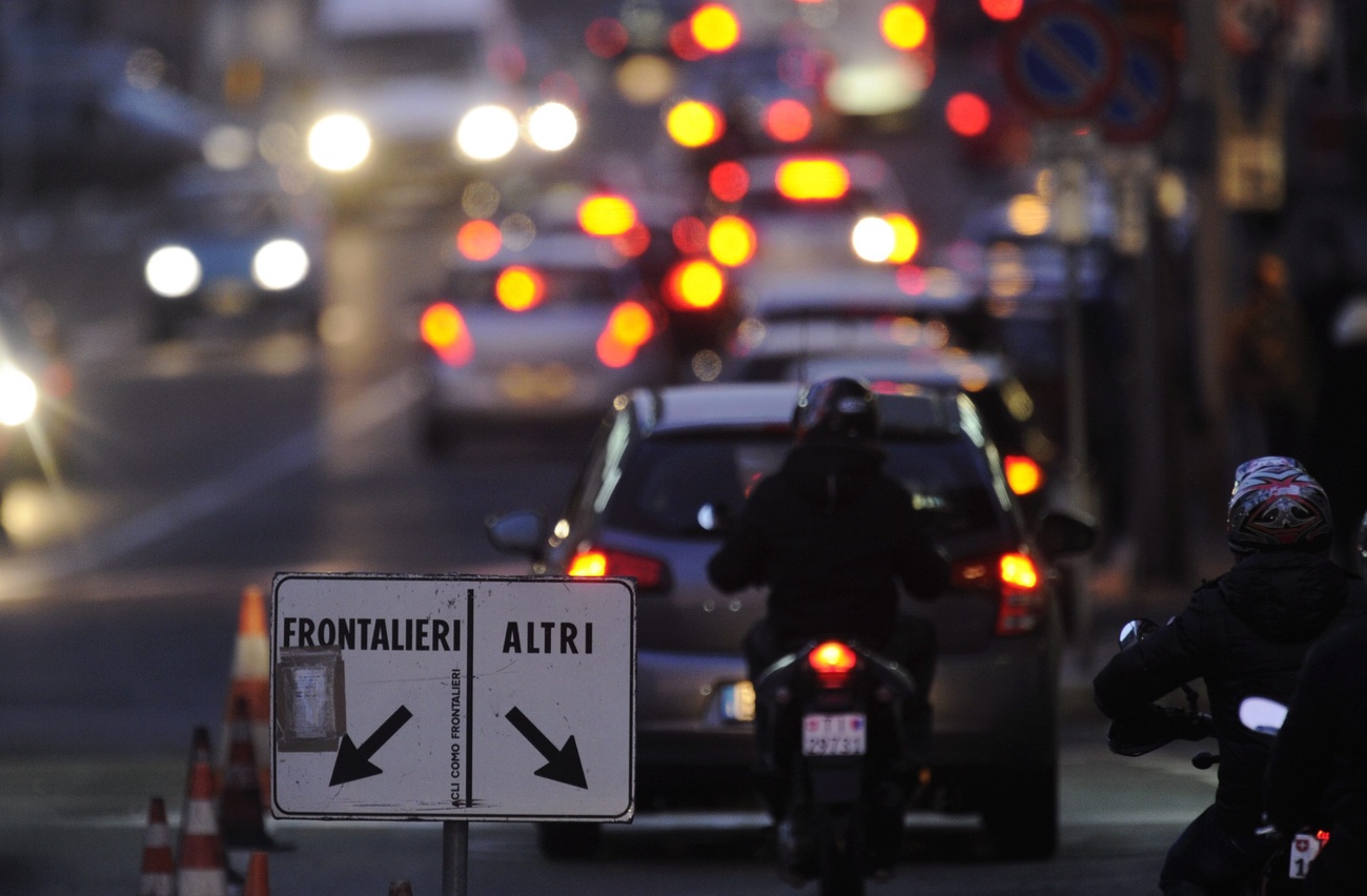 Des travailleurs frontaliers quittent le Tessin dans le trafic du soir en direction de l'Italie.