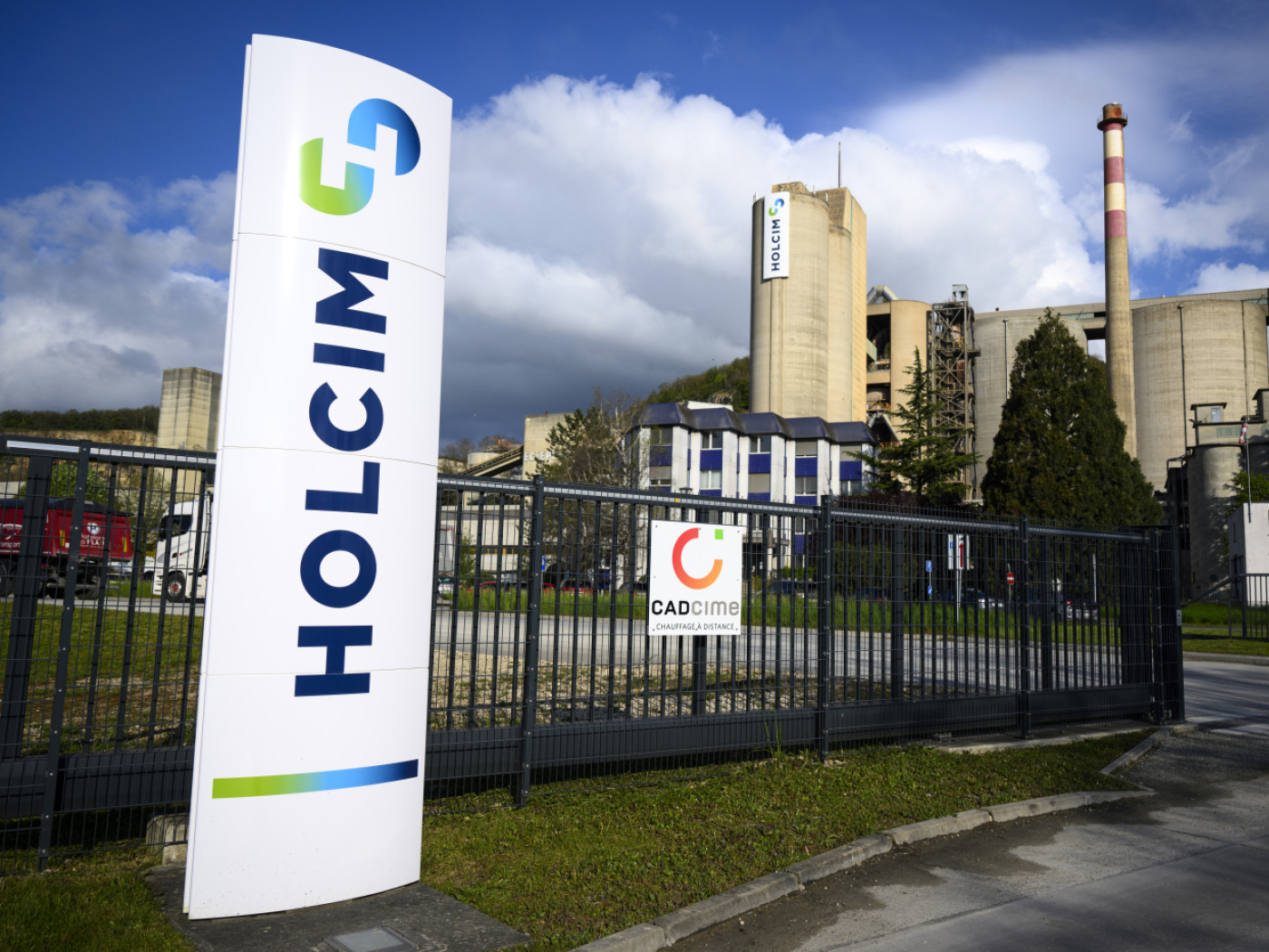 Holcim sells its operations in the Philippines to a Chinese company