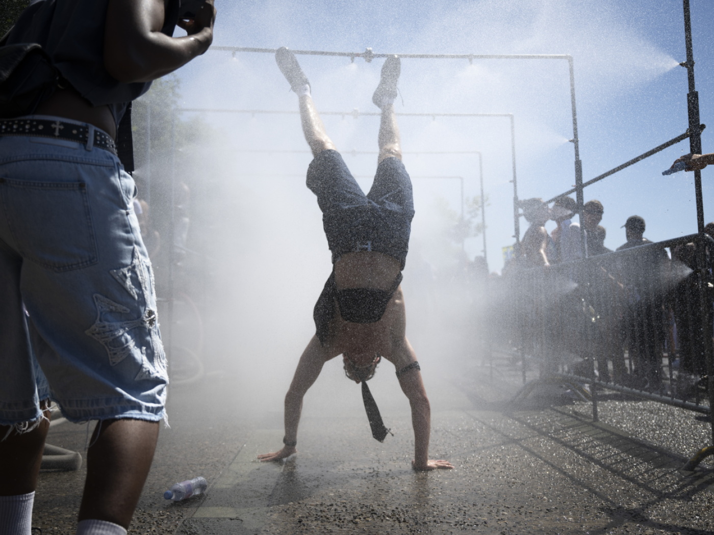 Hundreds of thousands are dancing in Zurich in the heat