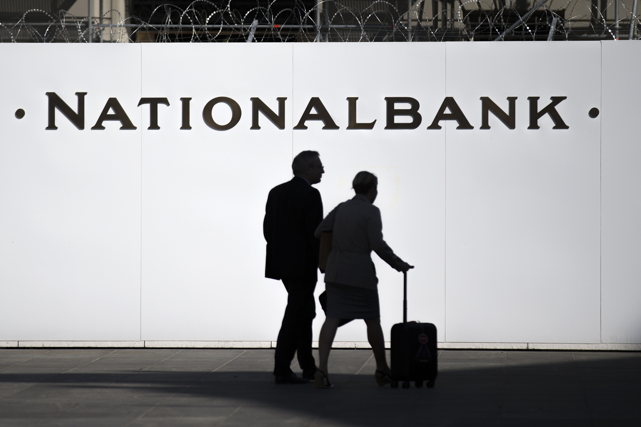 Passanten gehen an der Baustelle vor der Schweizerischen Nationalbank vorbei.