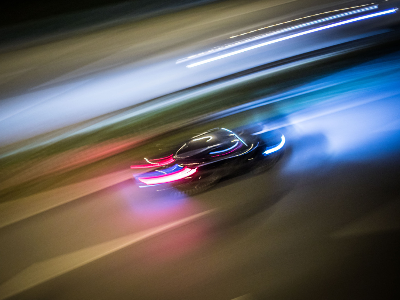 Automobile che corre sull'autostrada
