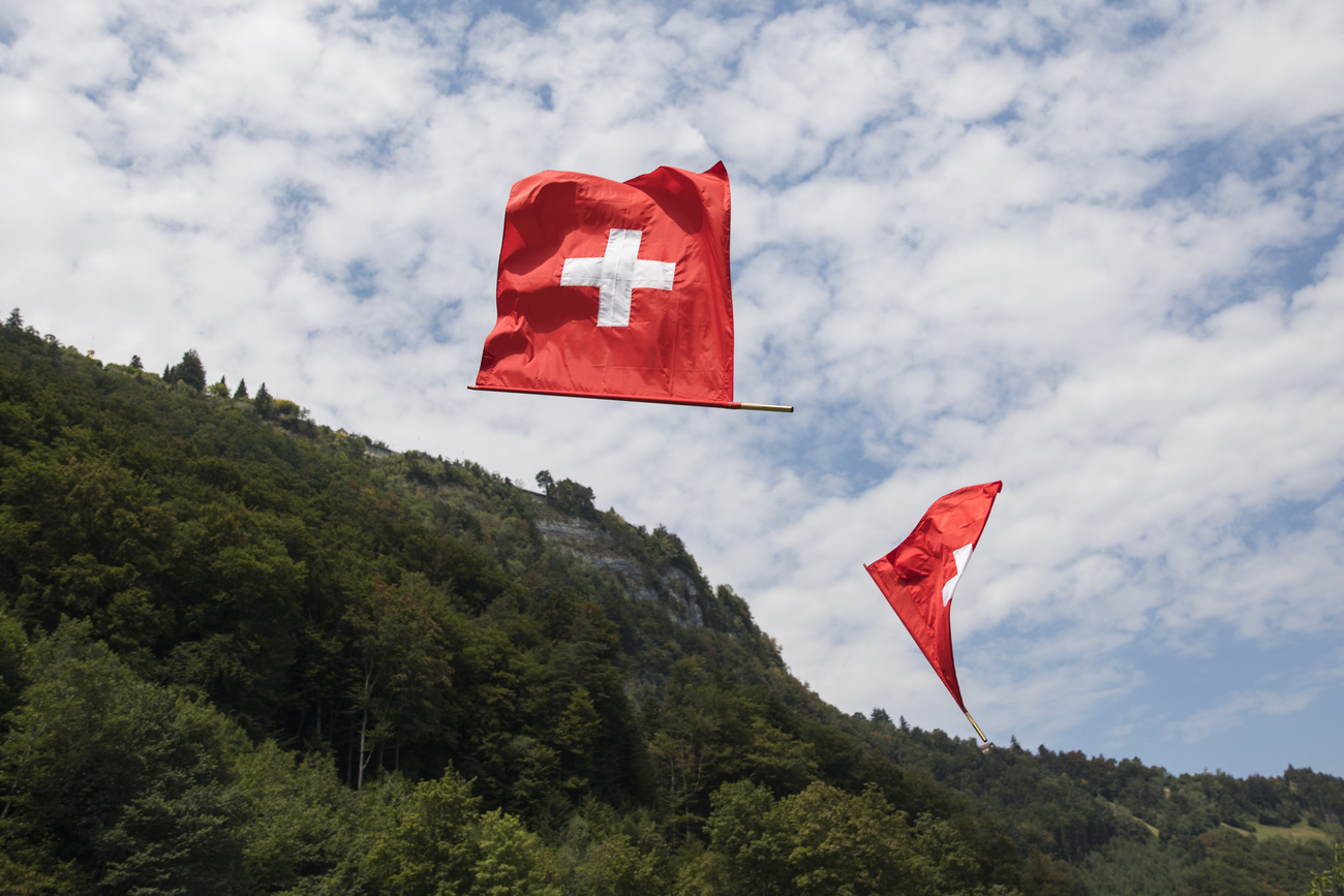 Zwei Schweizer Flaggen fliegen in der Luft