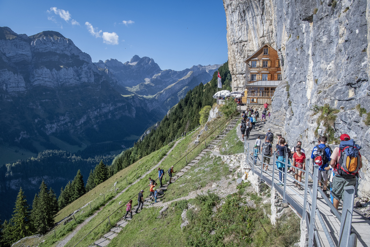 ristorante contro una parete di roccia