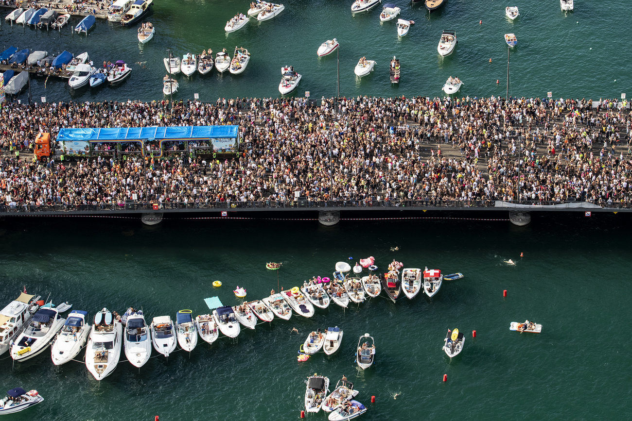 folla di persone su un ponte sul lago