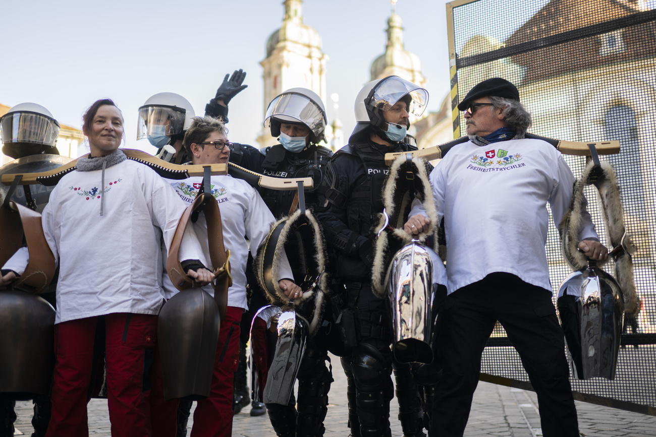 des gens avec des cloches et des policiers