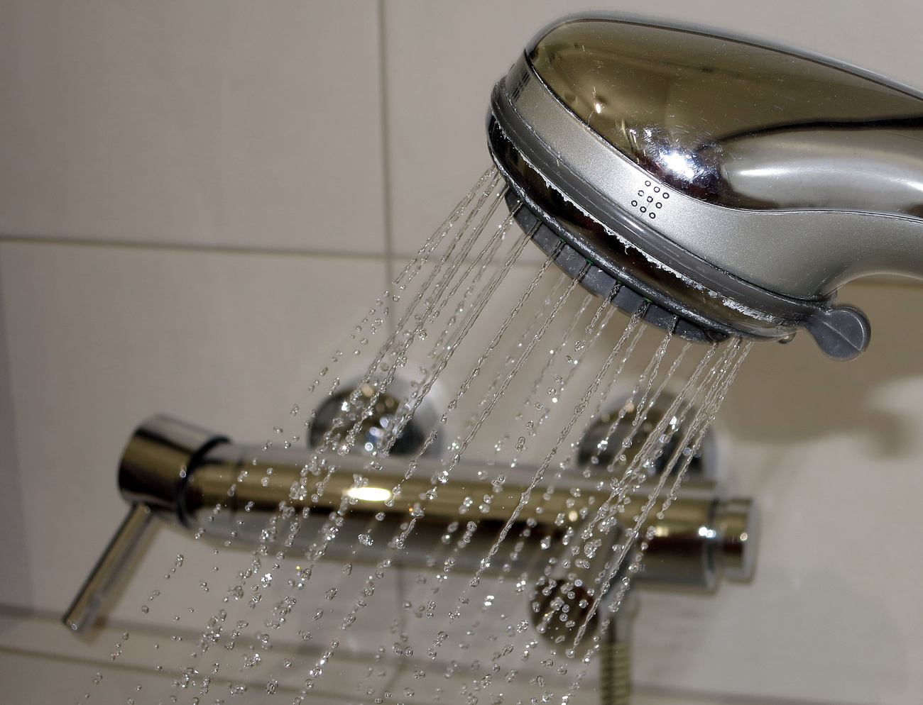 acqua che esce dal soffione di una doccia