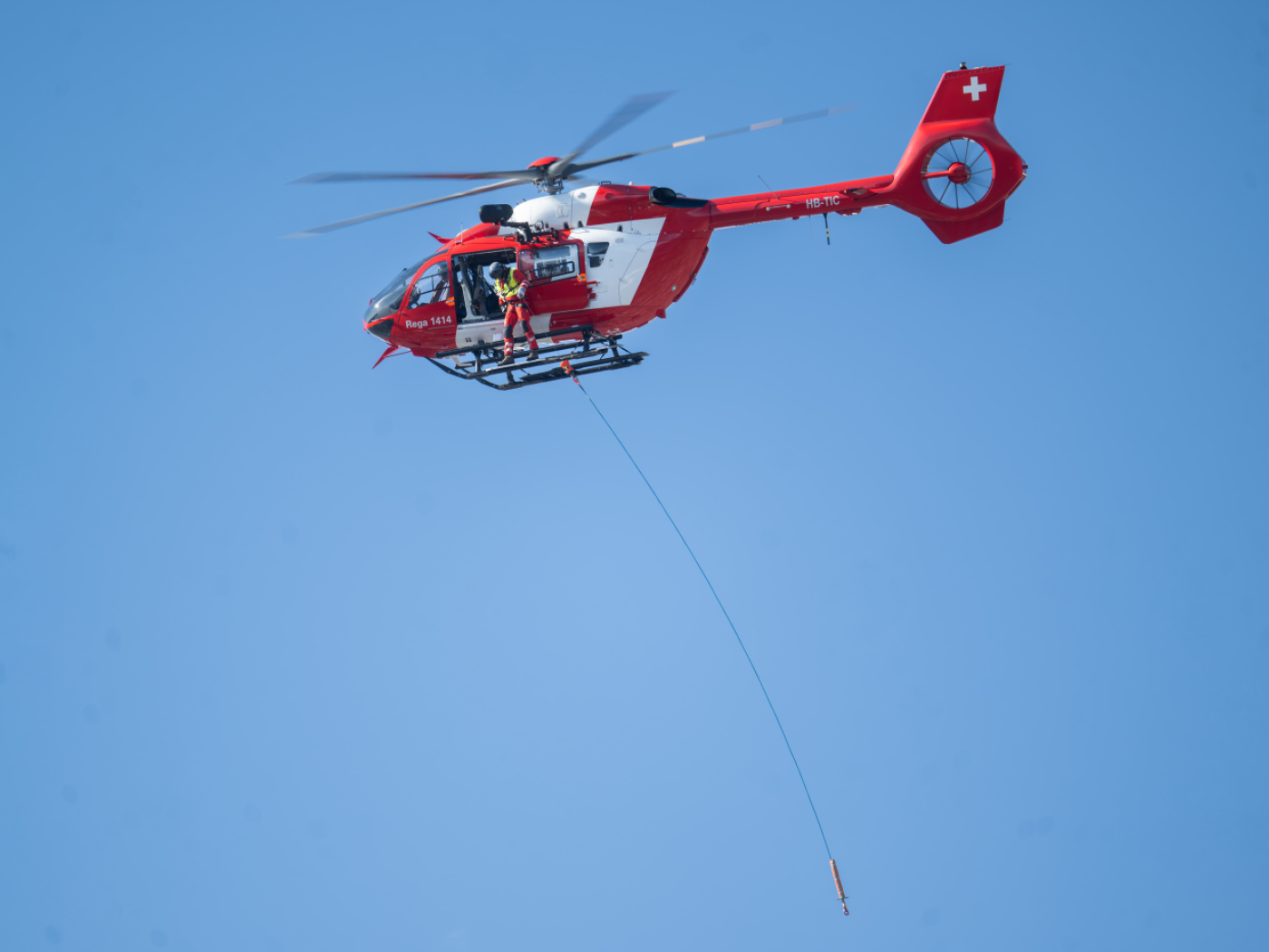 Hikers involved in an accident in Val Sumvitg, GR, due to livestock guard dogs