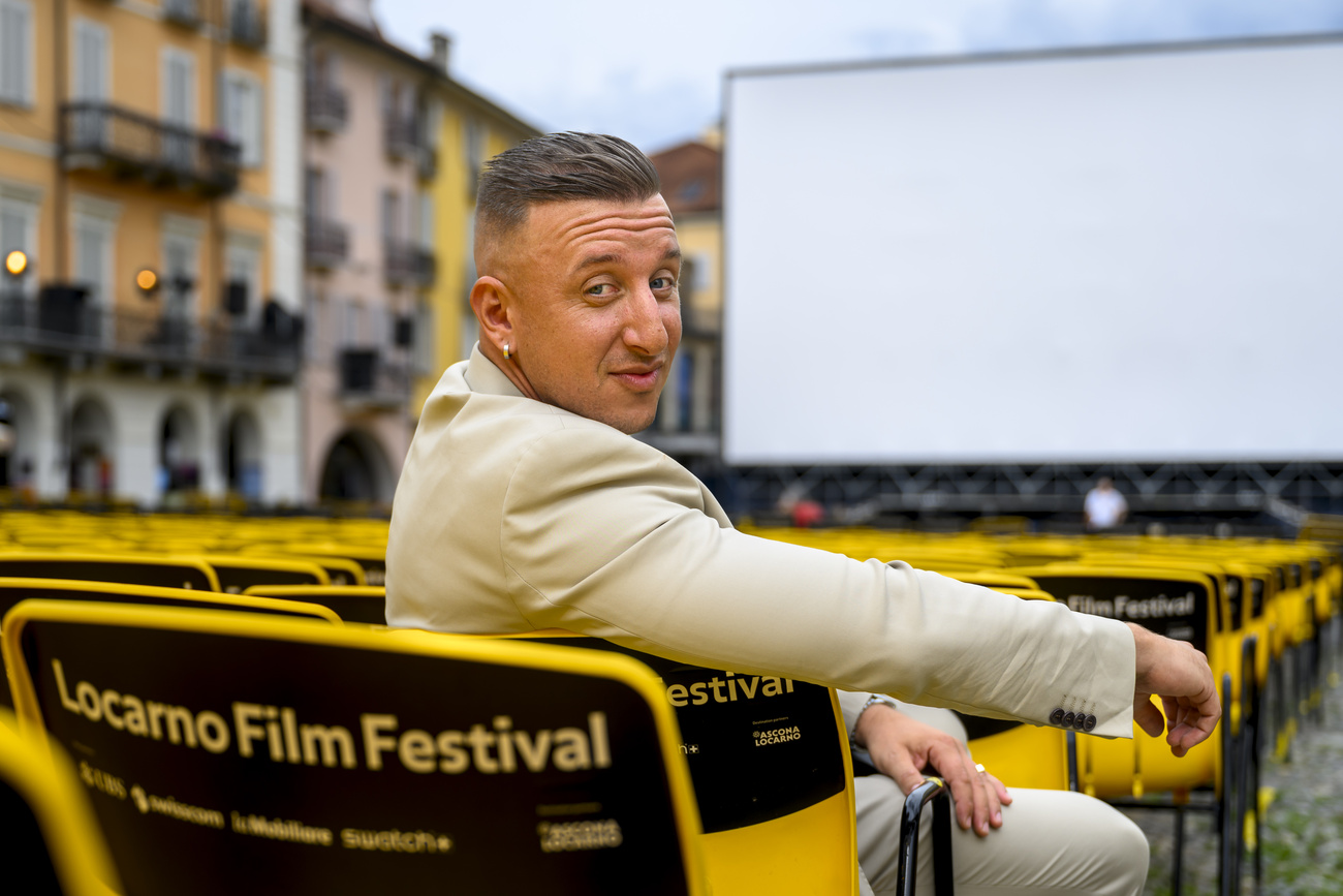 Basil da Cunha posa na Piazza Grande de Locarno.