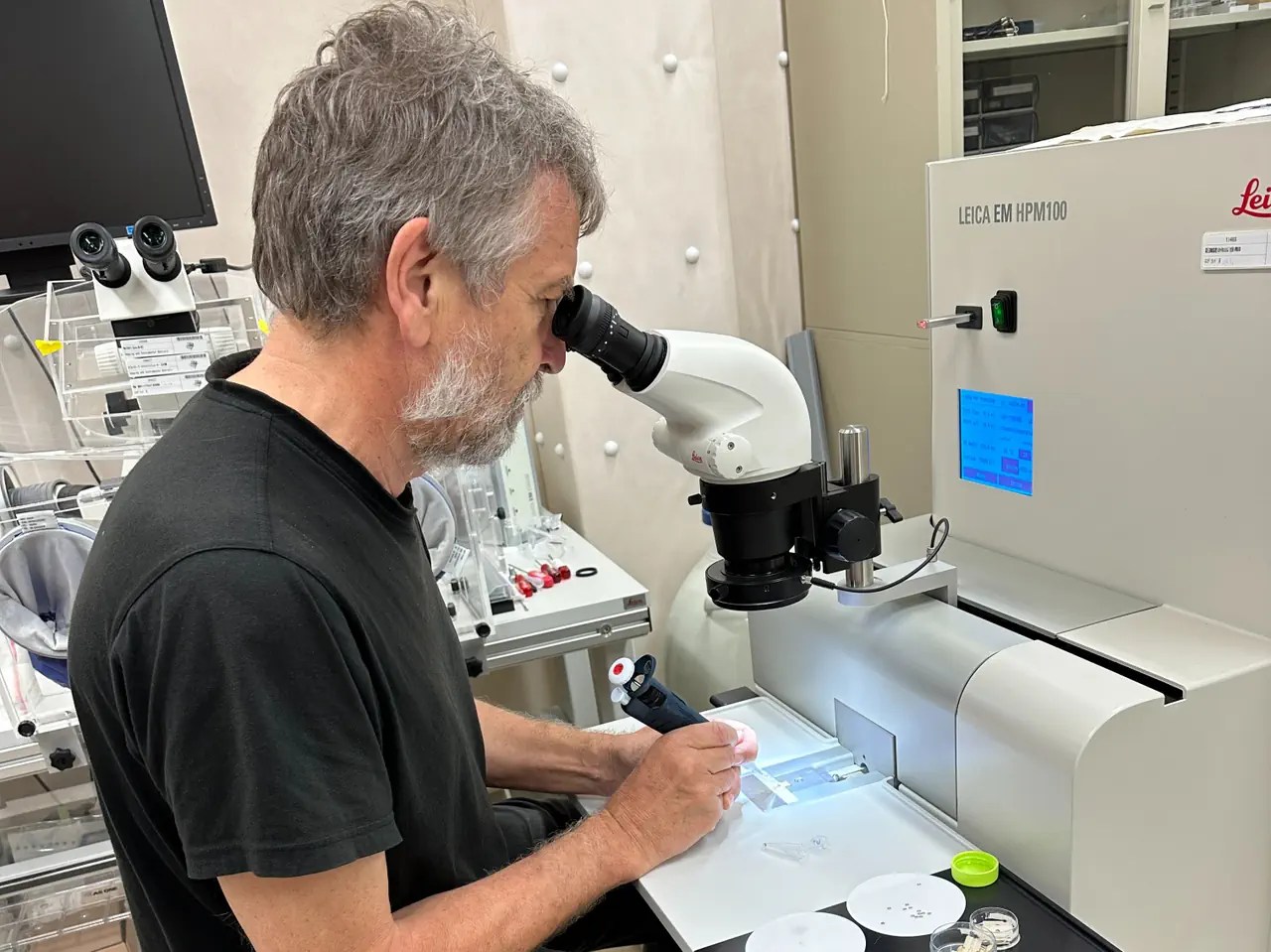 Bruno Humbel macht mit dem Elektronenmikroskop am Okinawa Institute of Science and Technology Unsichtbares sichtbar.