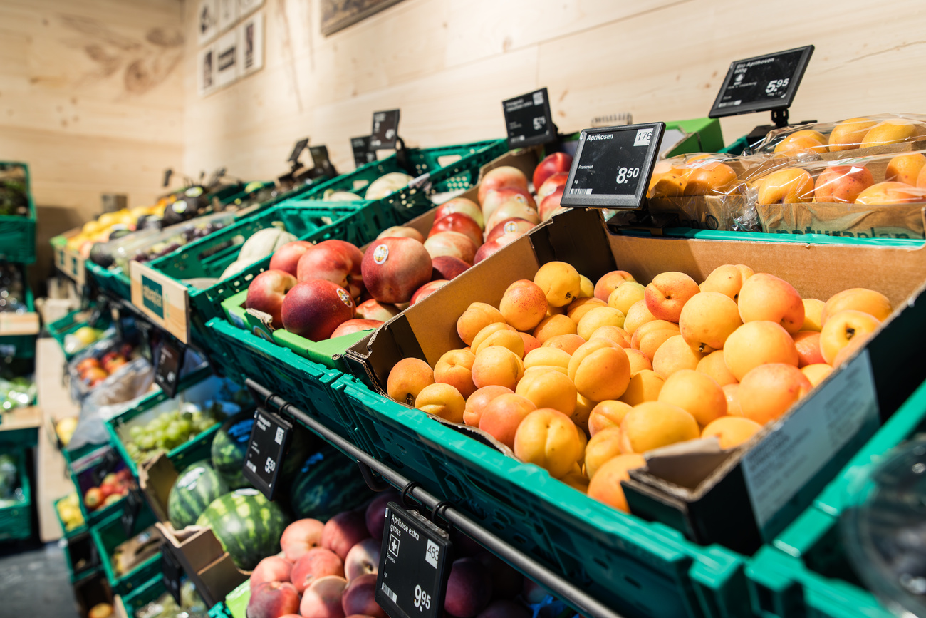 Frutta biologica con tracce di glutine nell’espositore di un supermercato