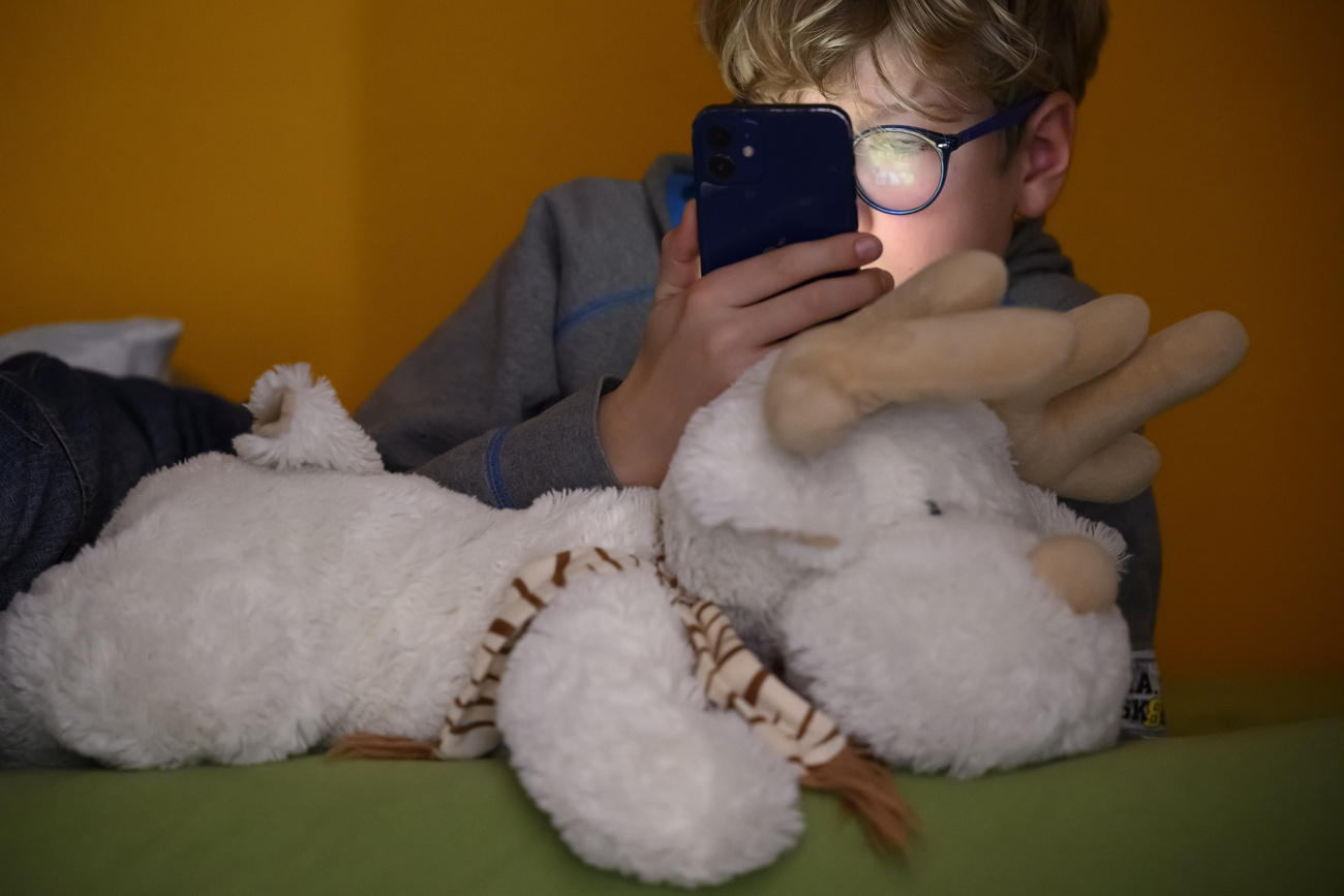 bambino con smartphone