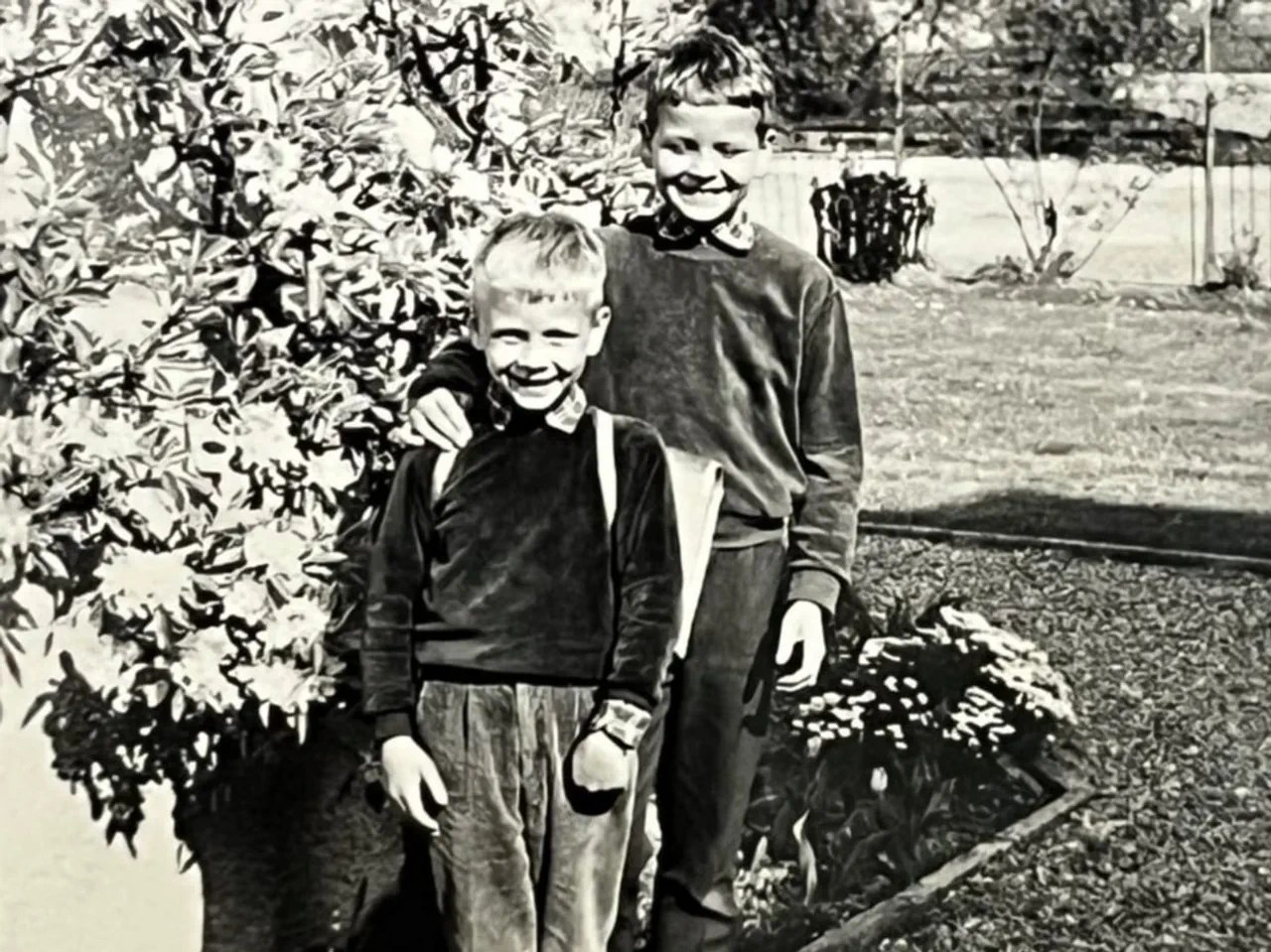 Bruno Humbel (r.) am ersten Schultag seines jüngeren Bruders (l.)