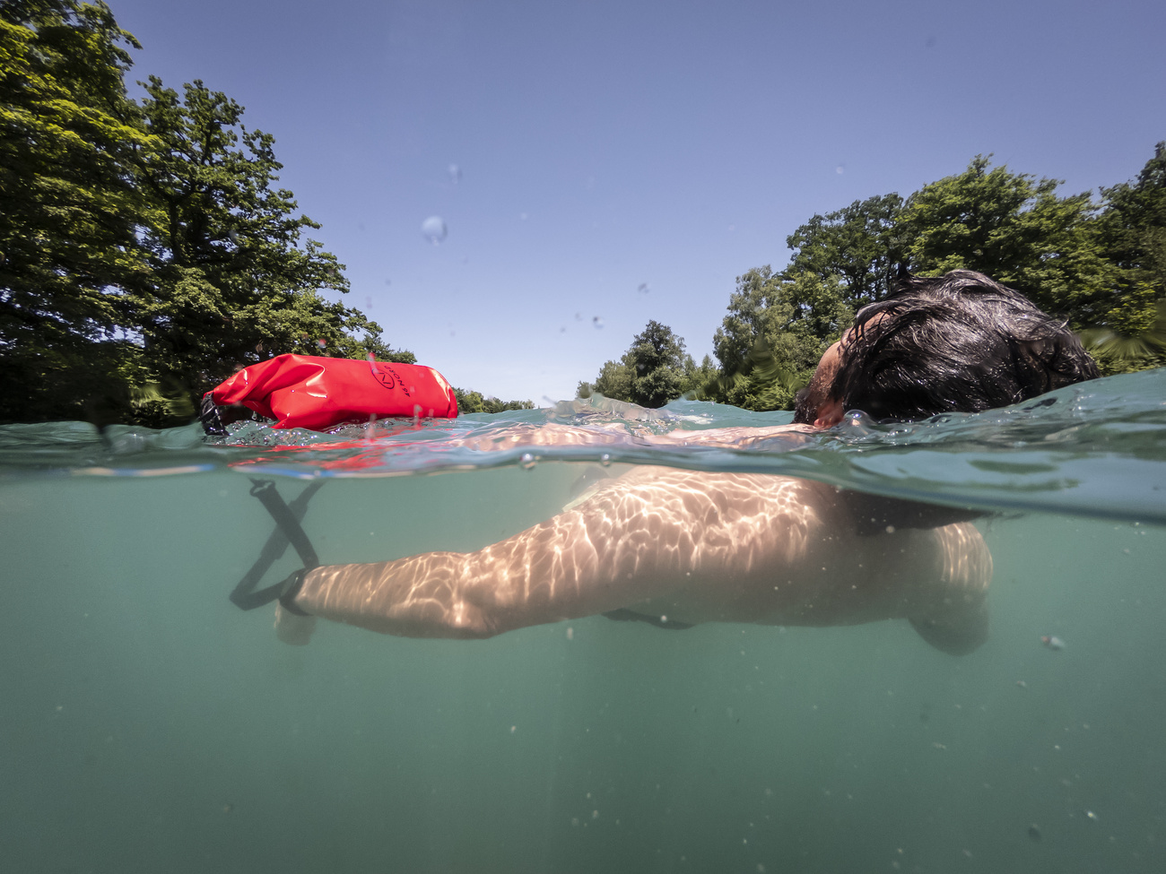 un uomo immerso nel fiume