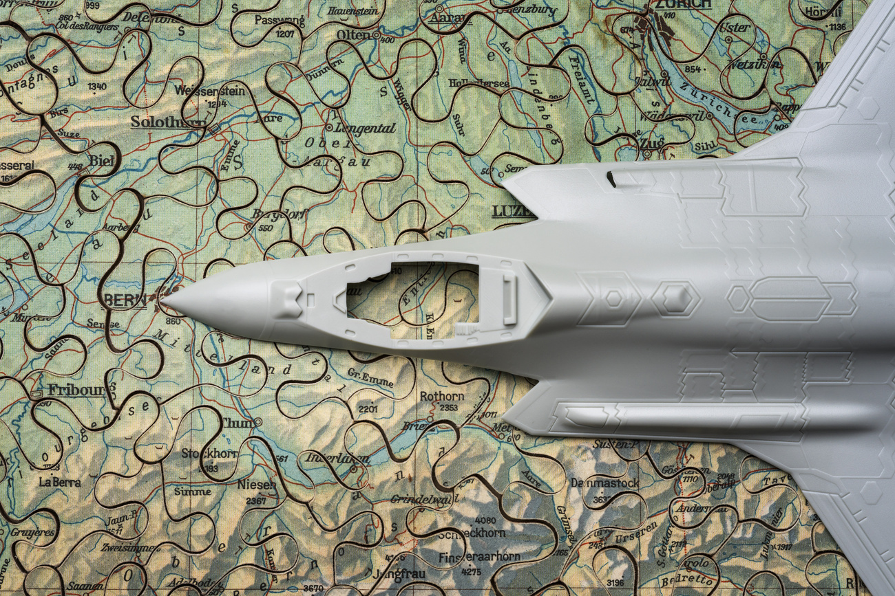 Cockpit eines Lockhead Martin F-35A Lightning II Modellbausatzes aus hellgrauem Plastik auf einer Schweizer Landkarte