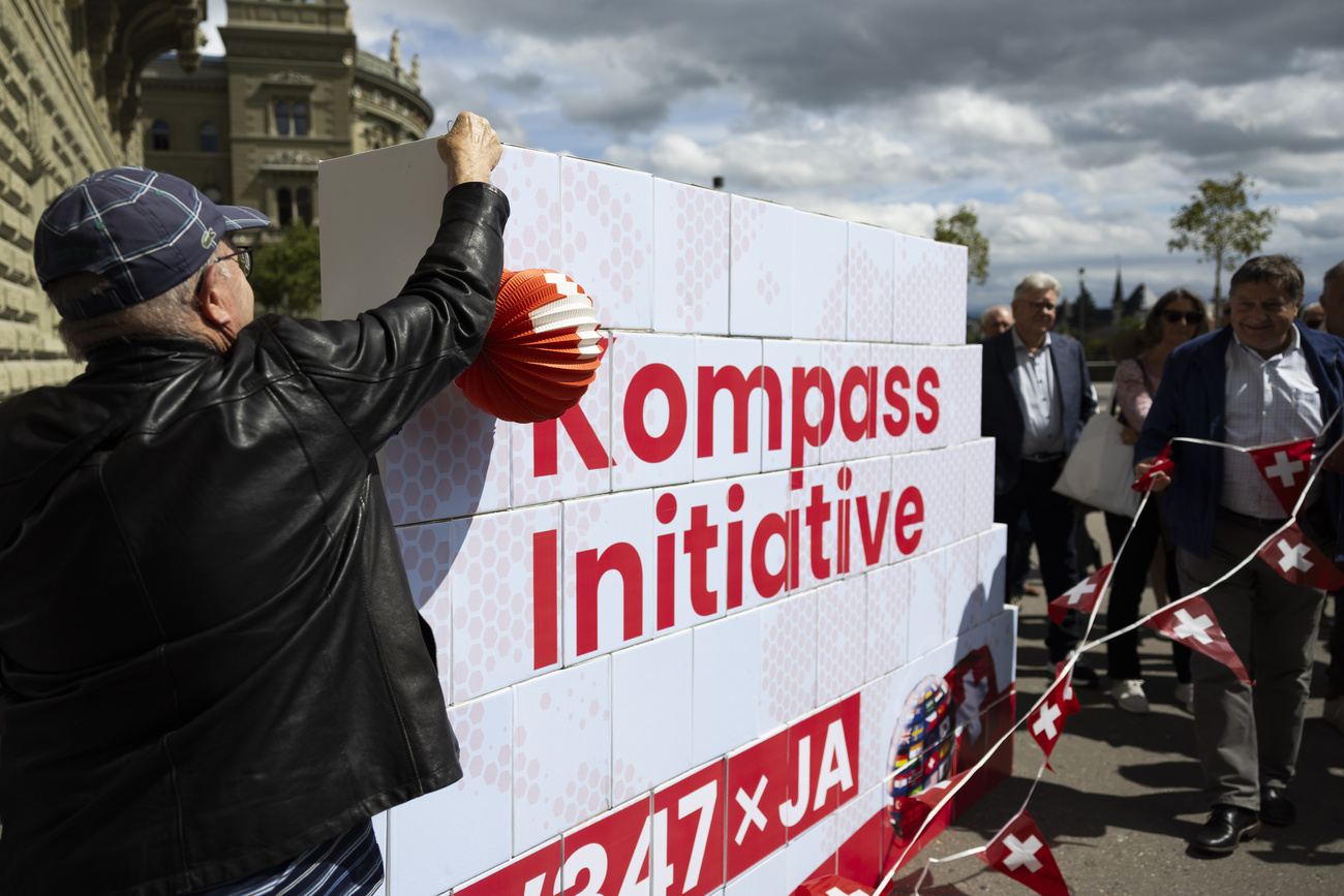 Gruppo di persone con striscione