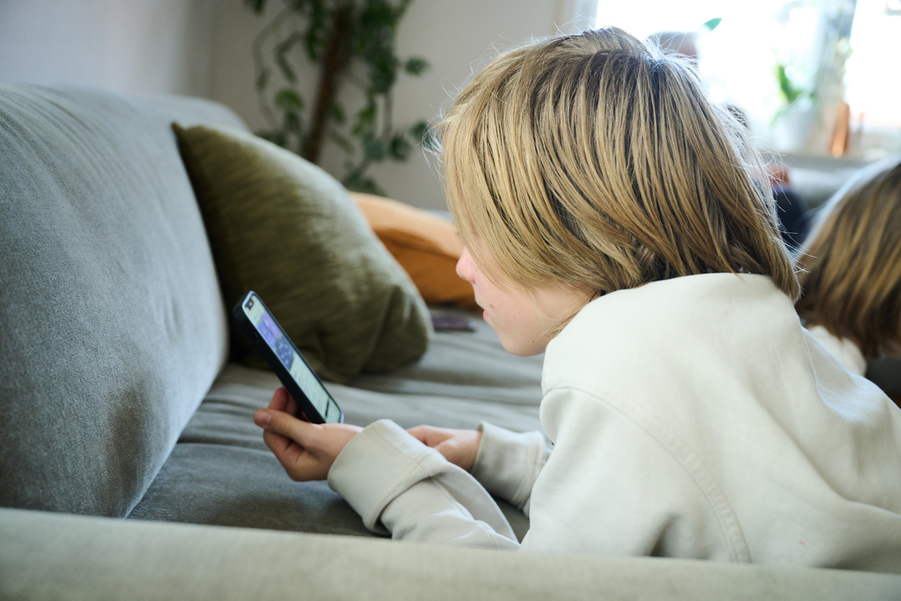 Bambino con smartphone