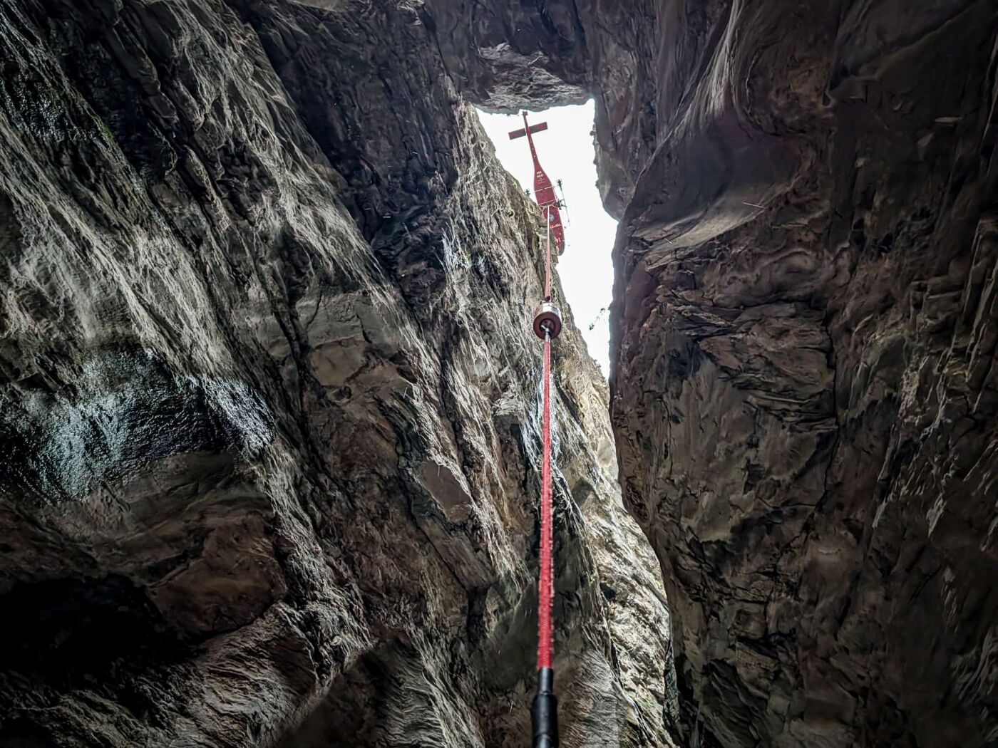 Three people rescued by helicopter from a gorge in Valais