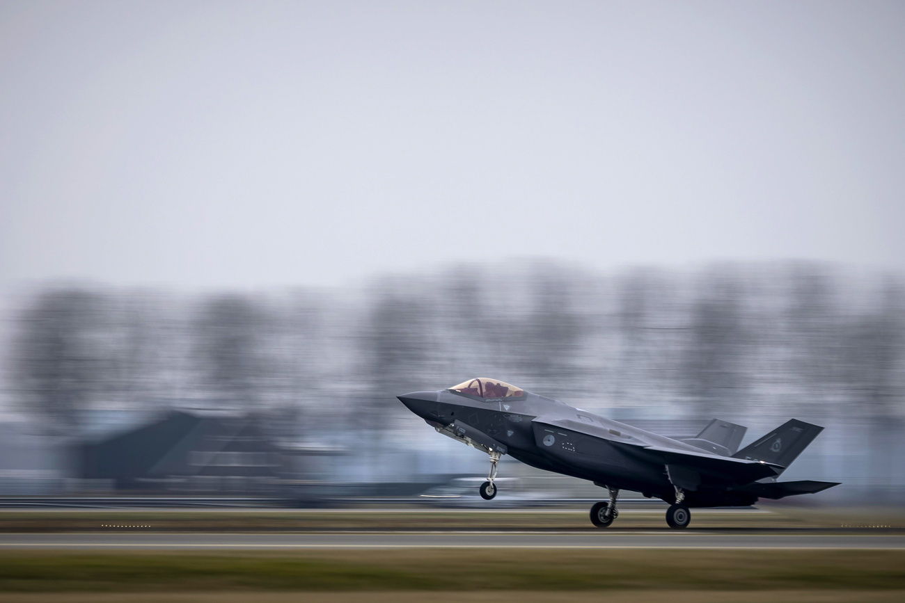 Un F-35 al decollo
