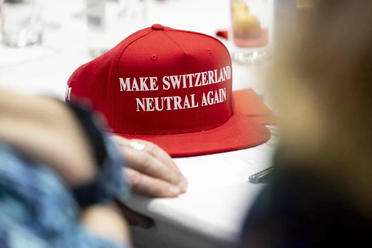 「Pro Suisse」組織的競選口號「讓瑞士重拾中立」(Make Switzerland Neutral Again)。前瑞士聯邦委員、人民黨黨魁、「中立動議」發起人克里斯托夫·布勞赫(Christophe Blocher)在一次演講時，所戴棒球帽上就印著這樣的字樣。