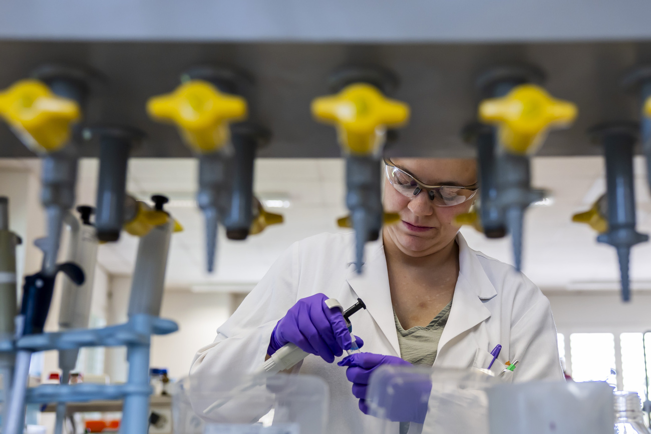 Donna in laboratorio