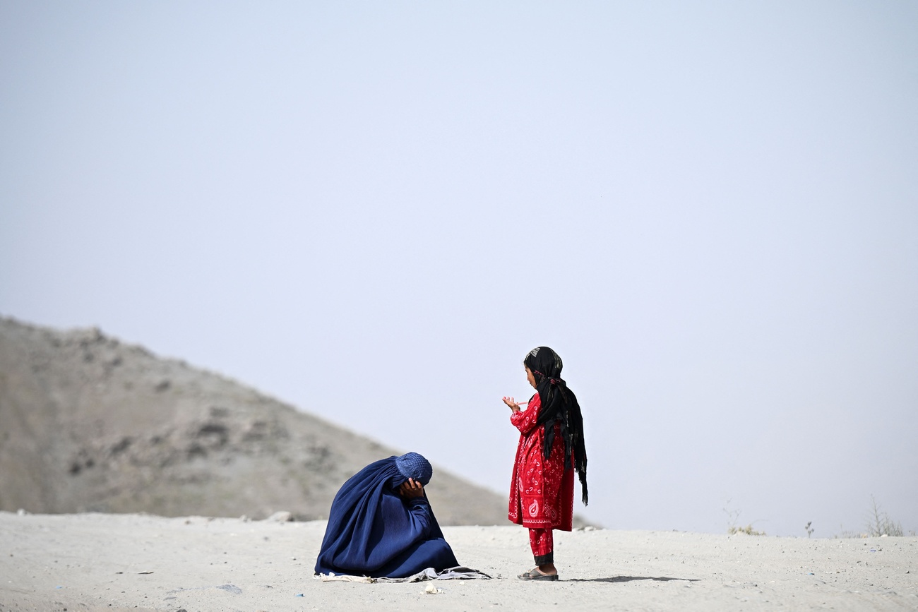 An Afghan burqa-clad woman with a girl asks alms at a road in Argo district of Afghanistan's Badakhshan province on June 30, 2026. (Photo by Omer ABRAR / AFP) (KEYSTONE/AFP/OMER ABRAR)