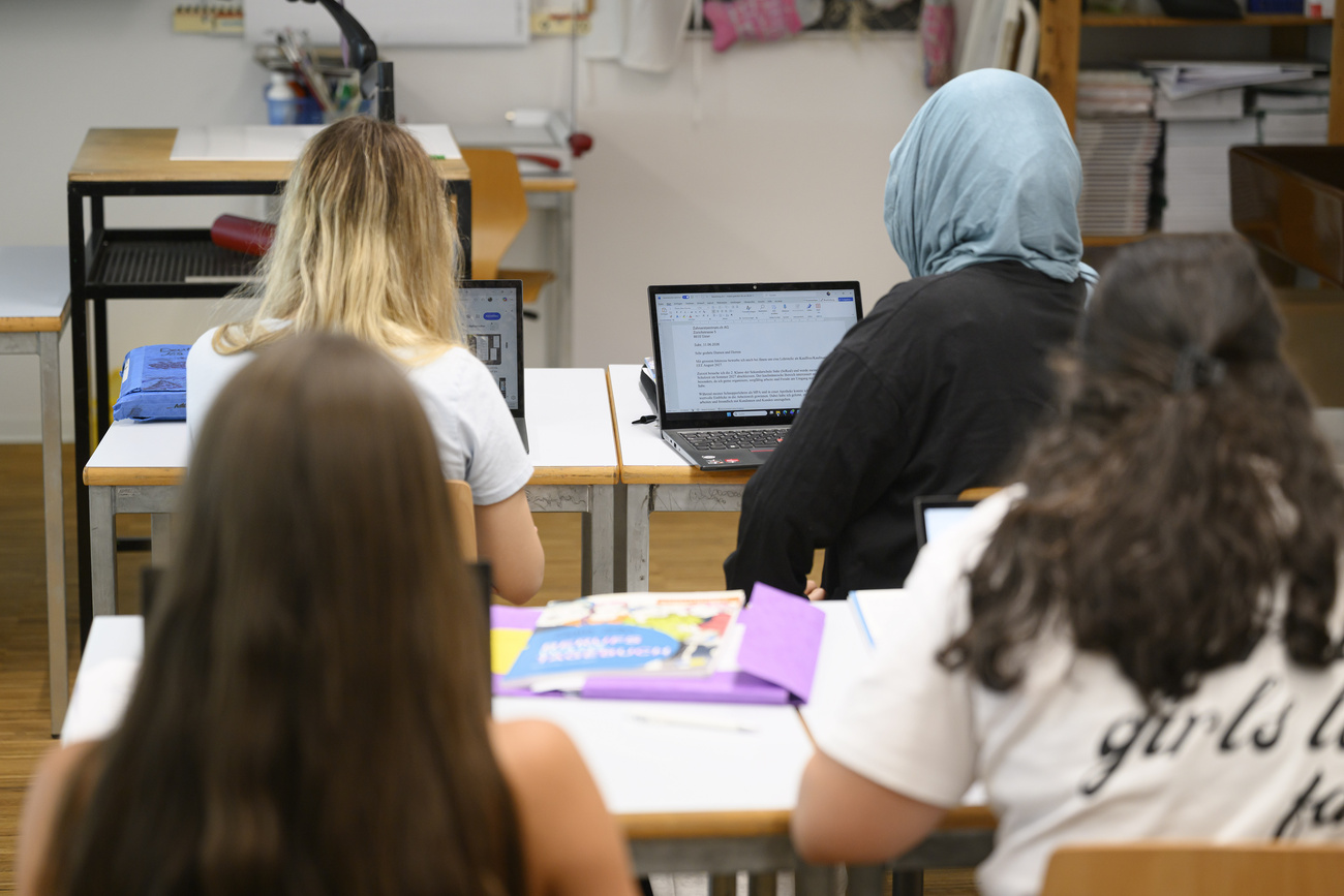 studentessa con velo in mezzo ad altre senza