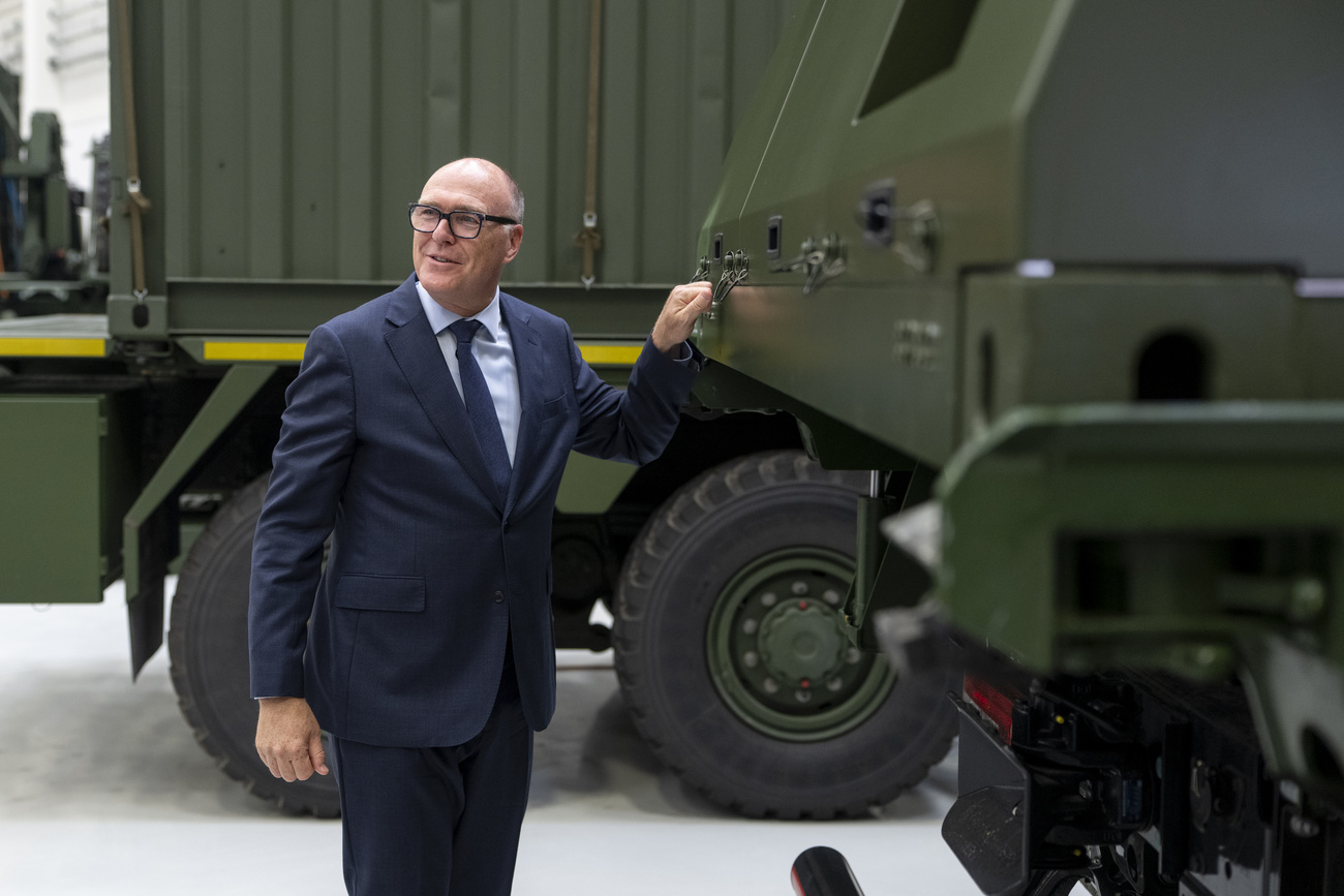 Il ministro della difesa Martin Pfister testa la qualità di un sistema di difesa aerea Skyranger durante una visita ufficiale alla Rheinmetall Air Defence a Zurigo, all'inizio di luglio 2026.